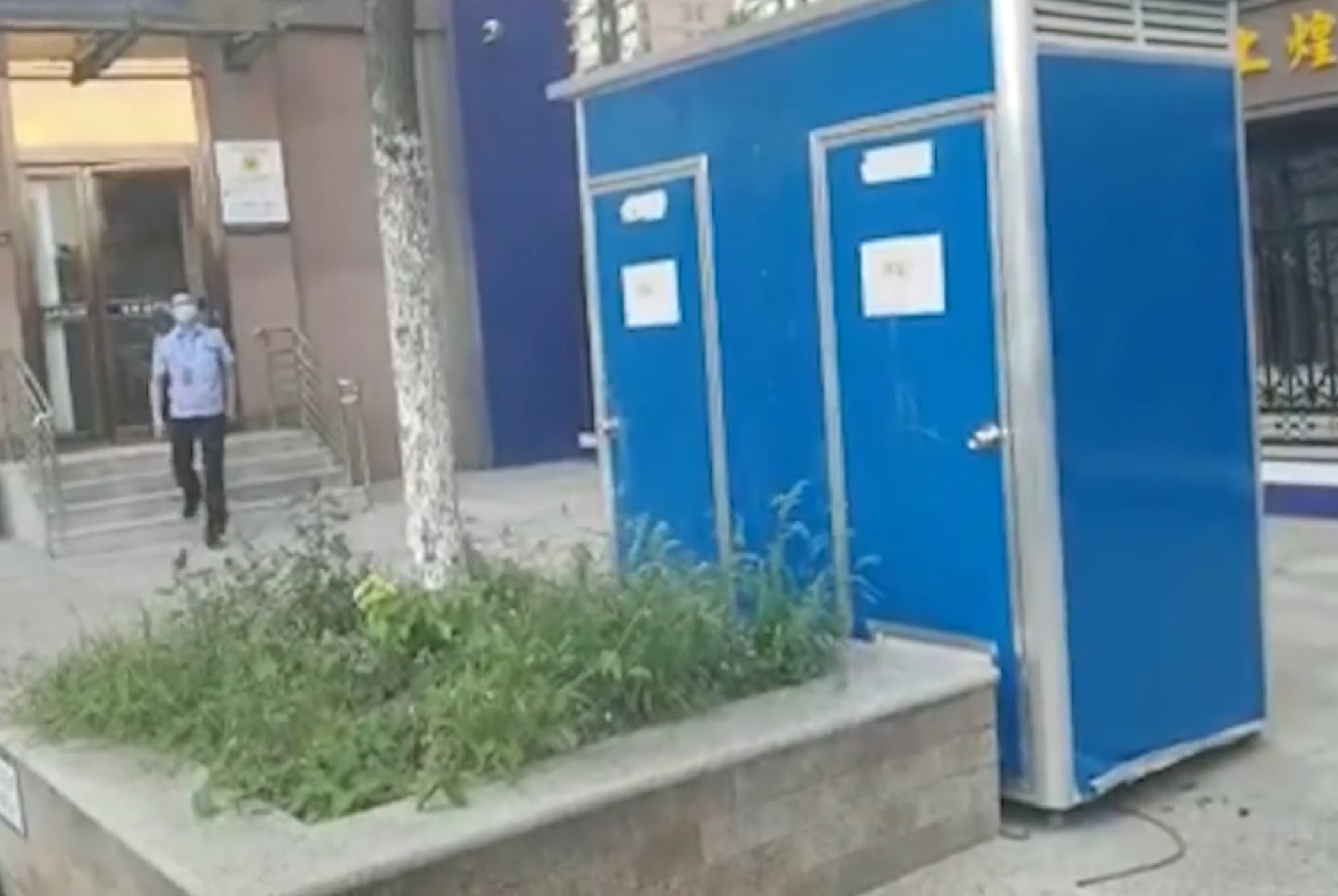 警方透過監視器追查,在夏女家門前發現被竊的流動廁所。(翻攝自遼寧廣播電視台官方賬號YouTube)