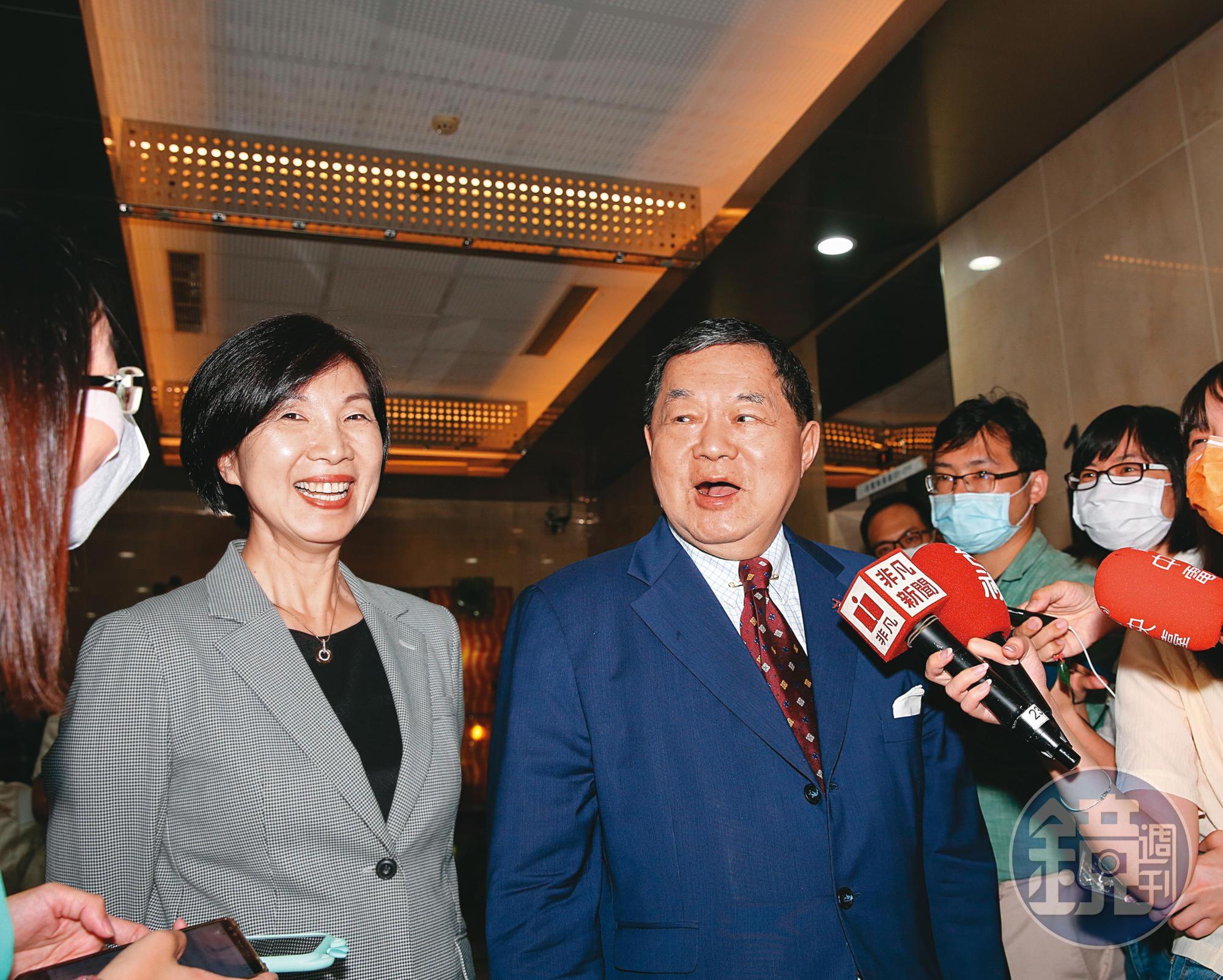 遠傳董事長徐旭東(右)指示總經理井琪(左)組6人小組,祕密拉攏亞太電信化敵為友。