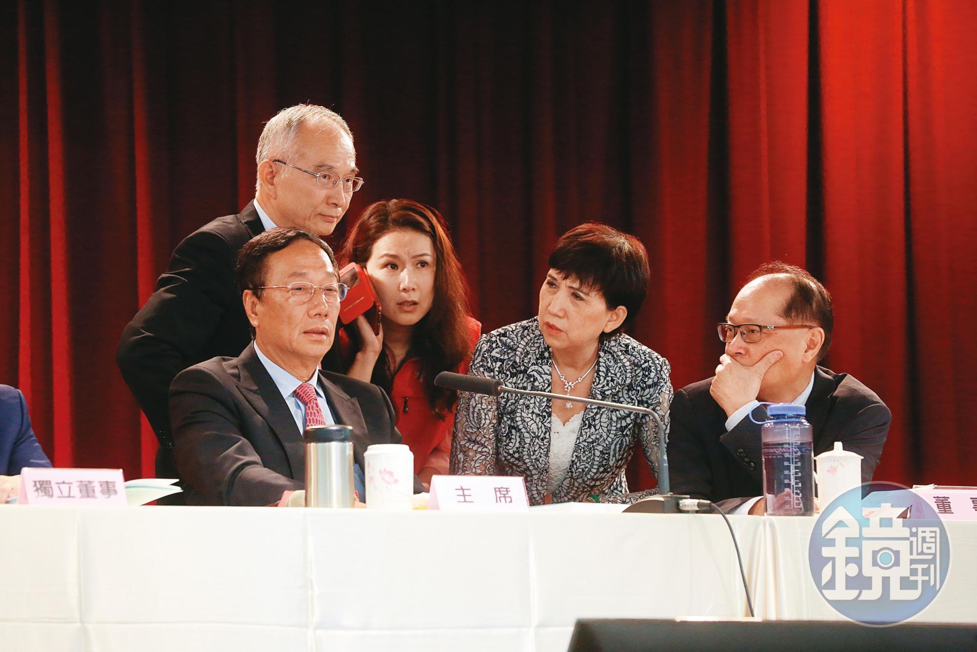 鴻海創辦人郭台銘(前左)、亞太電信董事長呂芳銘(後左)討論電信布局。圖為2017年鴻海股東會。