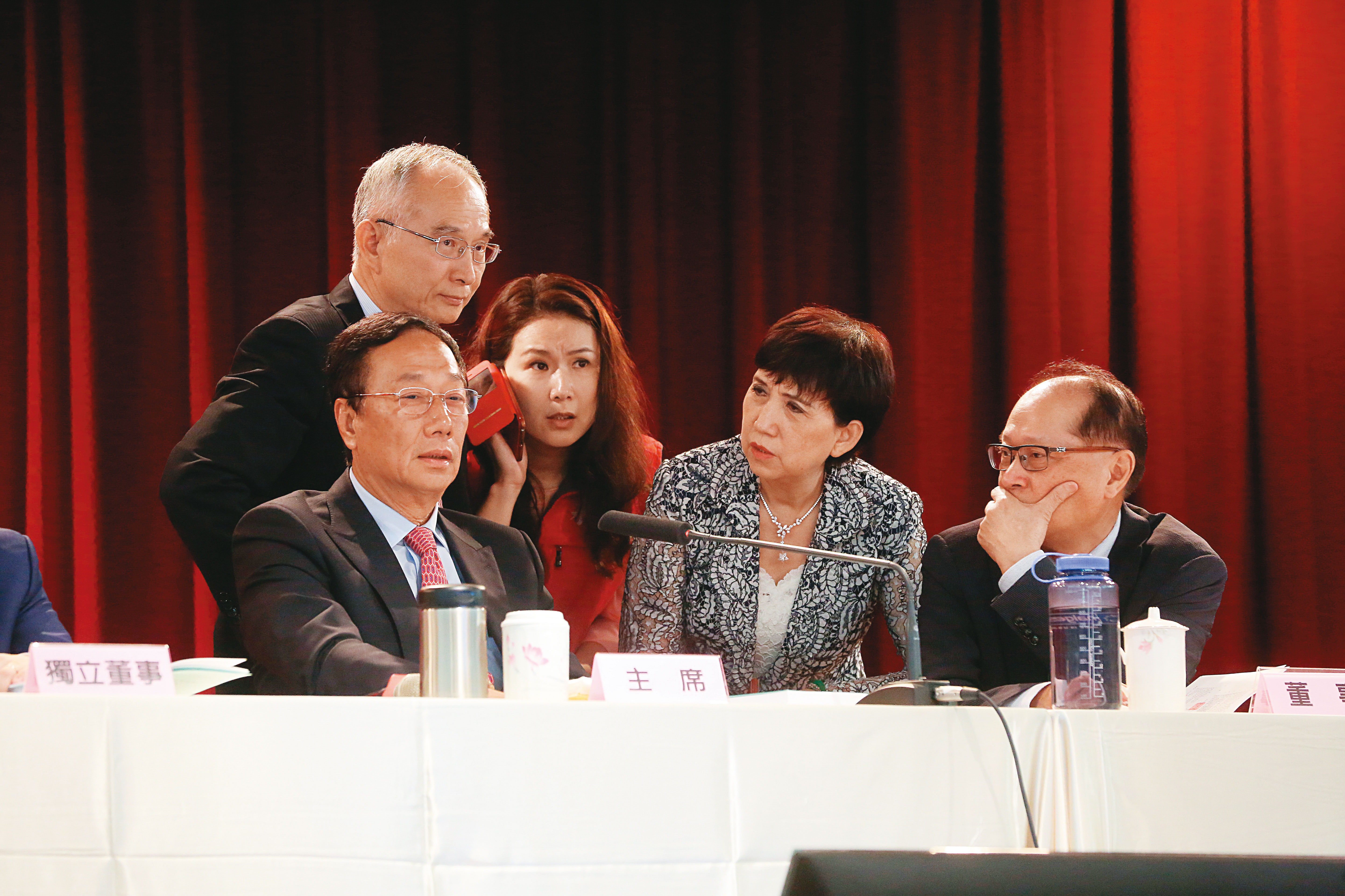 鴻海創辦人郭台銘（前左）、亞太電信董事長呂芳銘（後左）討論電信布局。圖為2017年鴻海股東會。