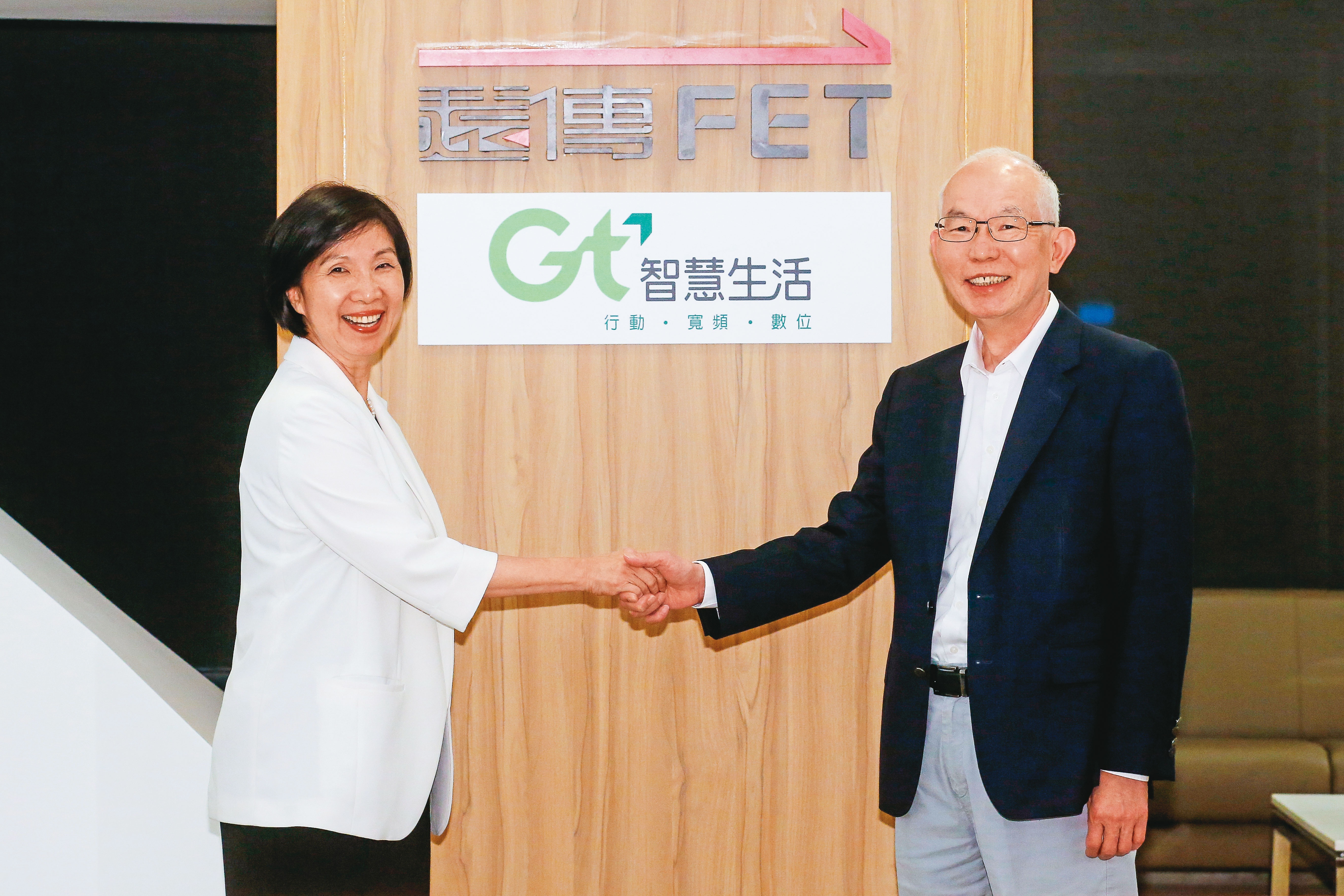 遠傳總經理井琪（左）與亞太電信總經理黃南仁（右）宣布2家將在5G結盟。