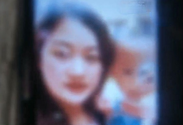 小丁在網路上偶然看到失蹤3年的妻子，疑似與另一名男子另組家庭，還有了小孩。（翻攝自秒拍）