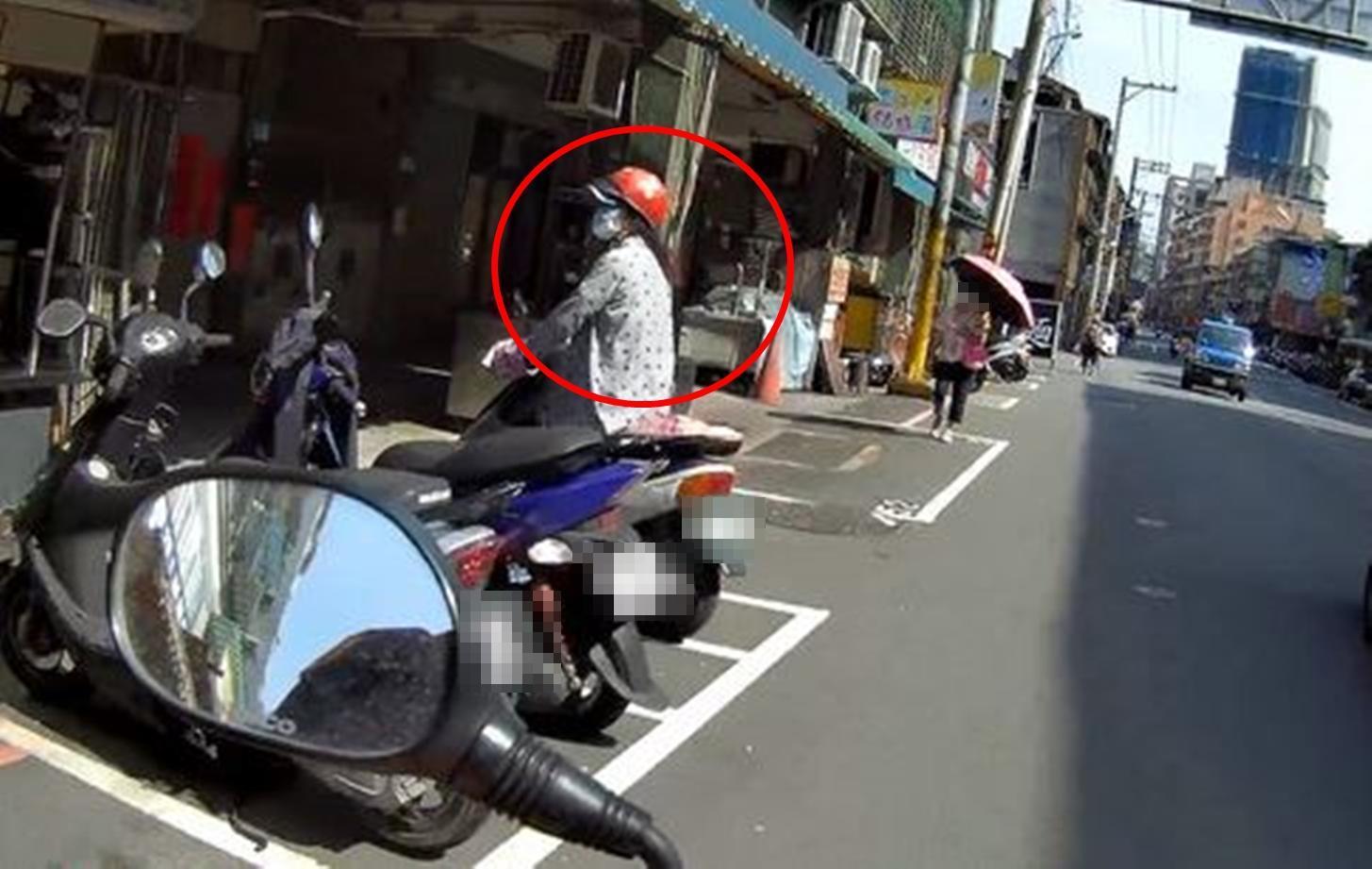 警方攔下逆向騎士,發現婦人竟是通緝長達17年的詐欺犯。(翻攝畫面)