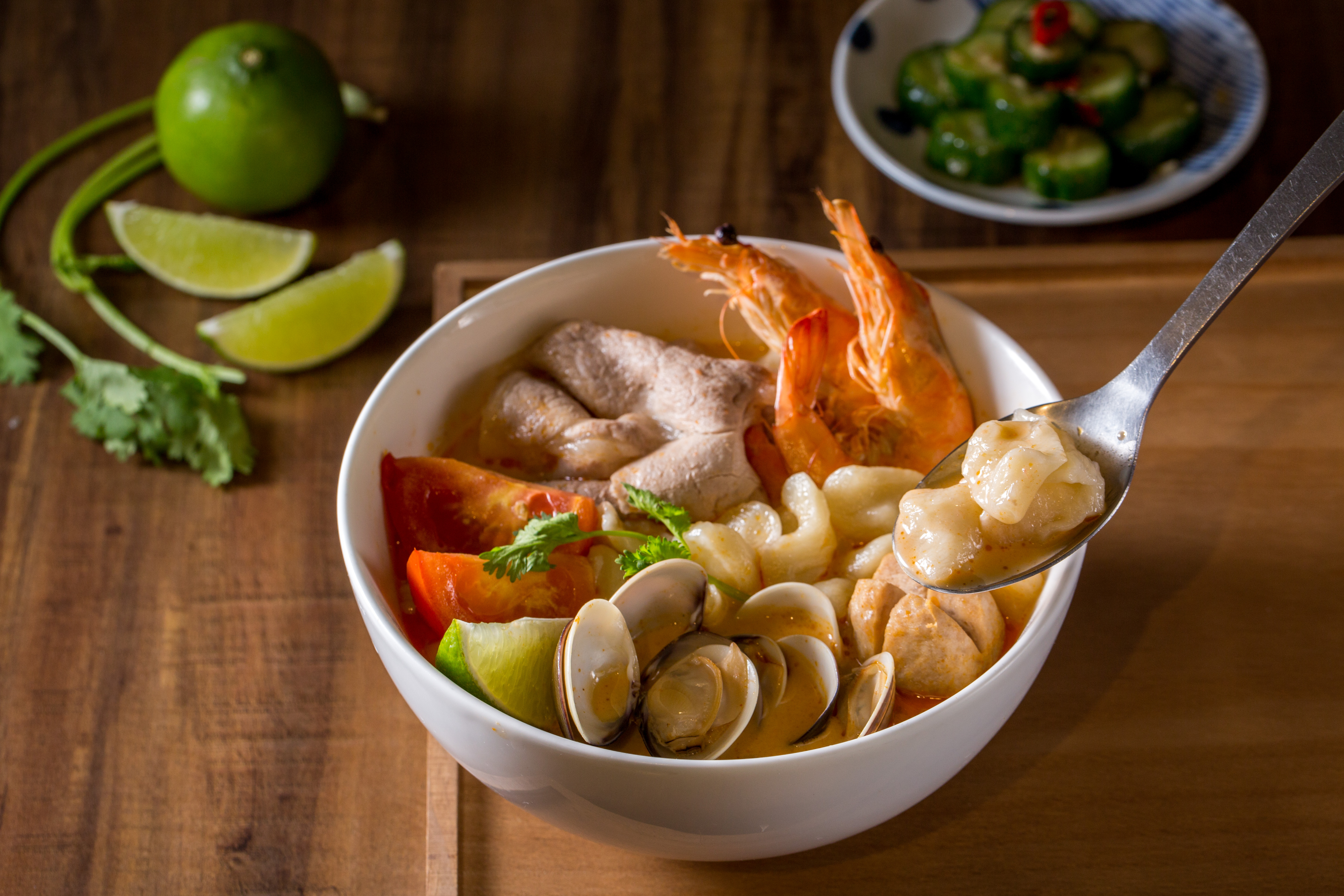 「泰式東央貢海陸麵疙瘩」加入椰奶，湯頭柔潤濃郁。（200元／碗，加80元升級套餐，可選開胃小菜及飲品）