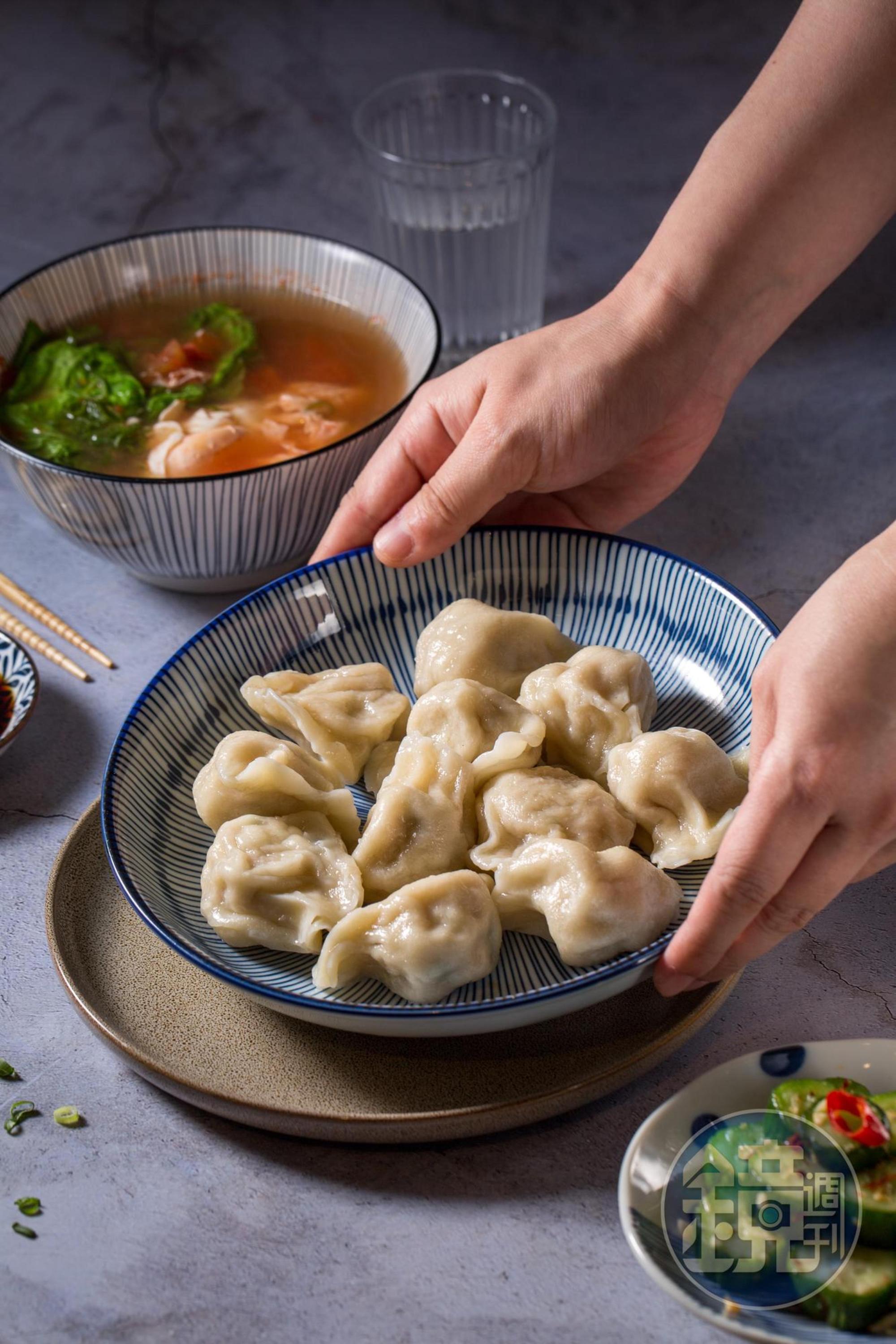 「高麗菜豚肉餃子」的餃皮是由老闆的媽媽手工製作。（150元／套餐，含10顆水餃、湯及小菜）