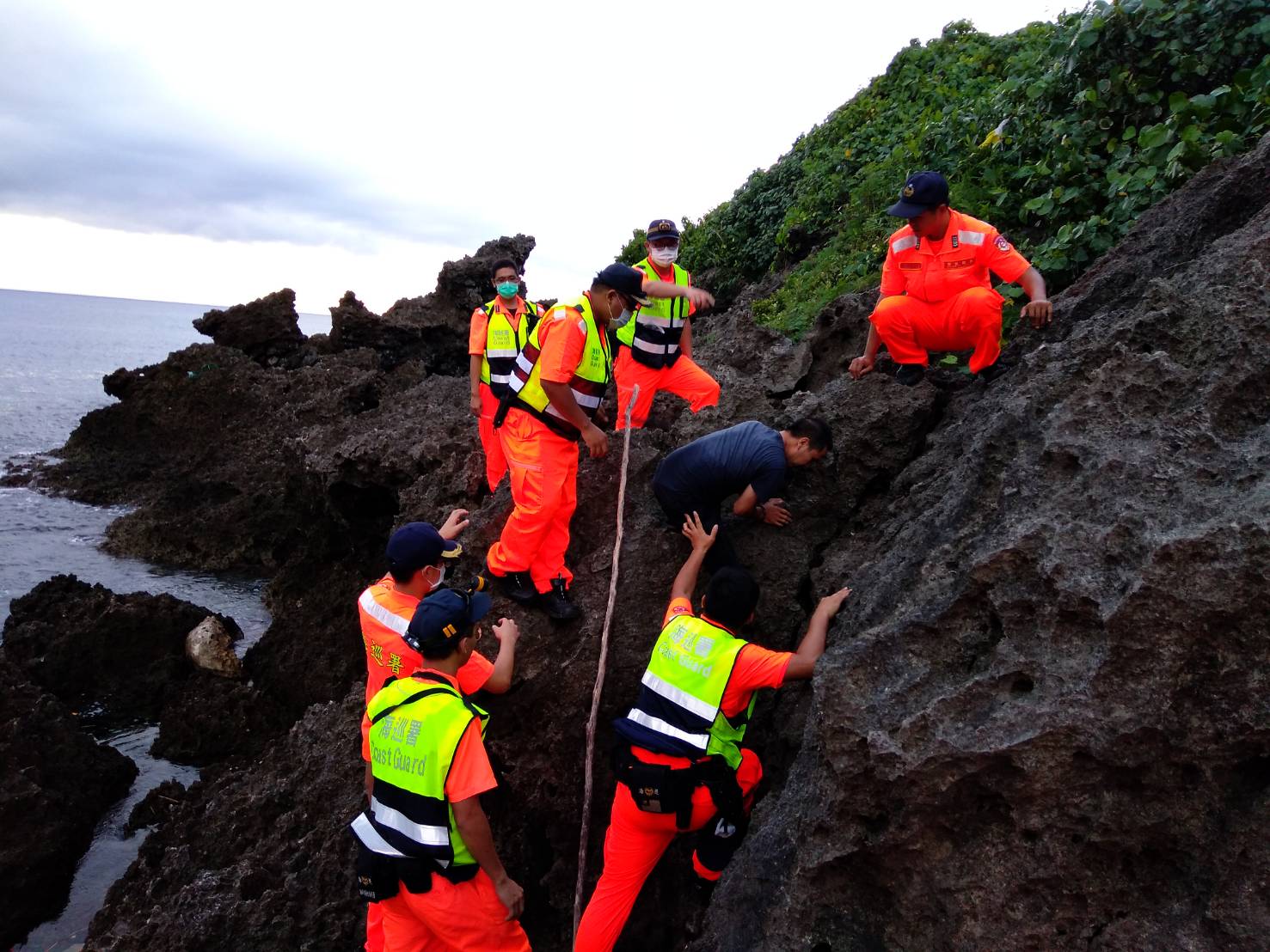 海巡署動員大批人力進行搜查，並繼續追捕其他在逃越南籍人士。