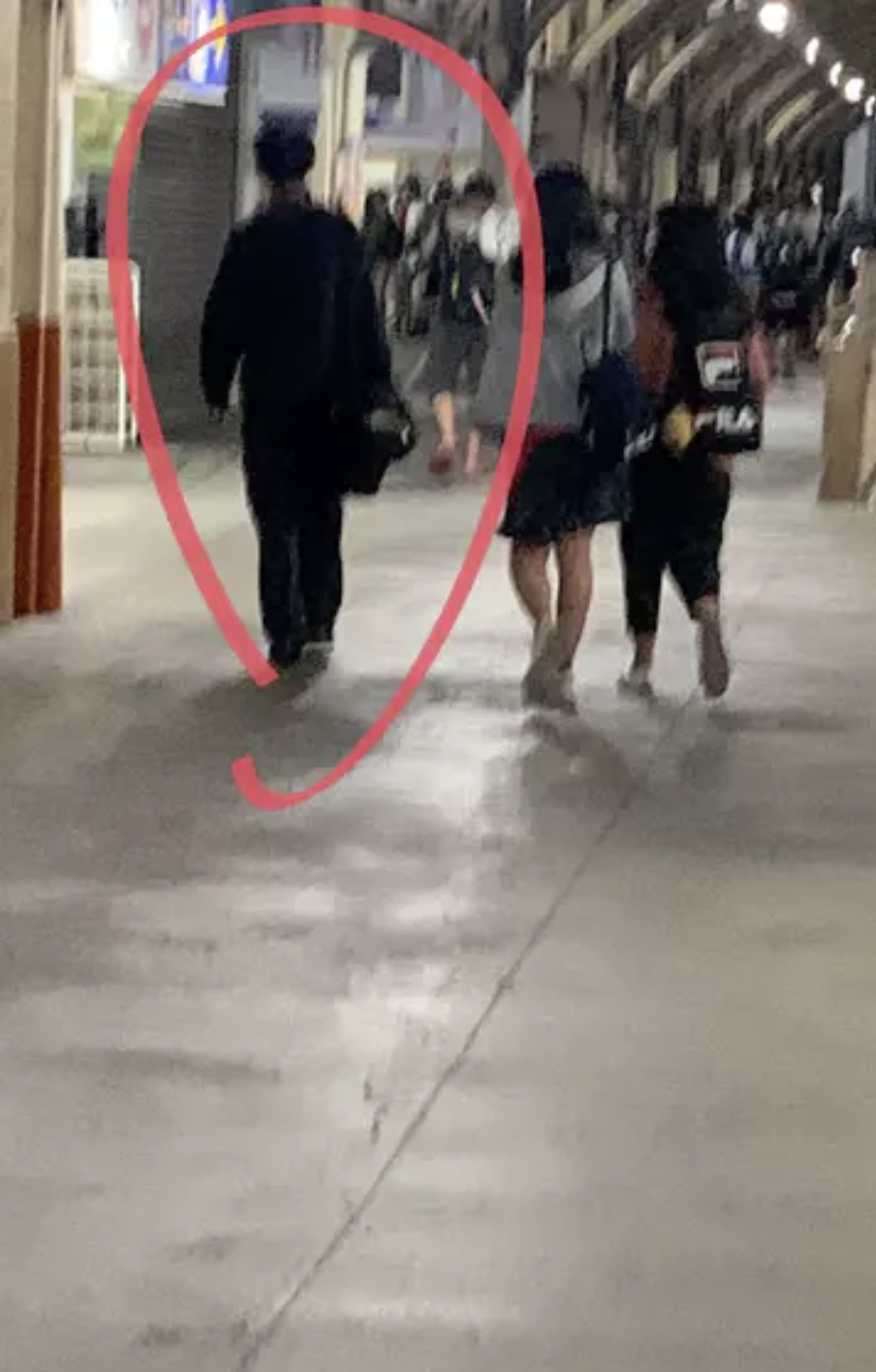 台鐵驚傳出現護目鏡之狼,有網友指稱曾被他用下體磨蹭。(翻攝自Dcard)