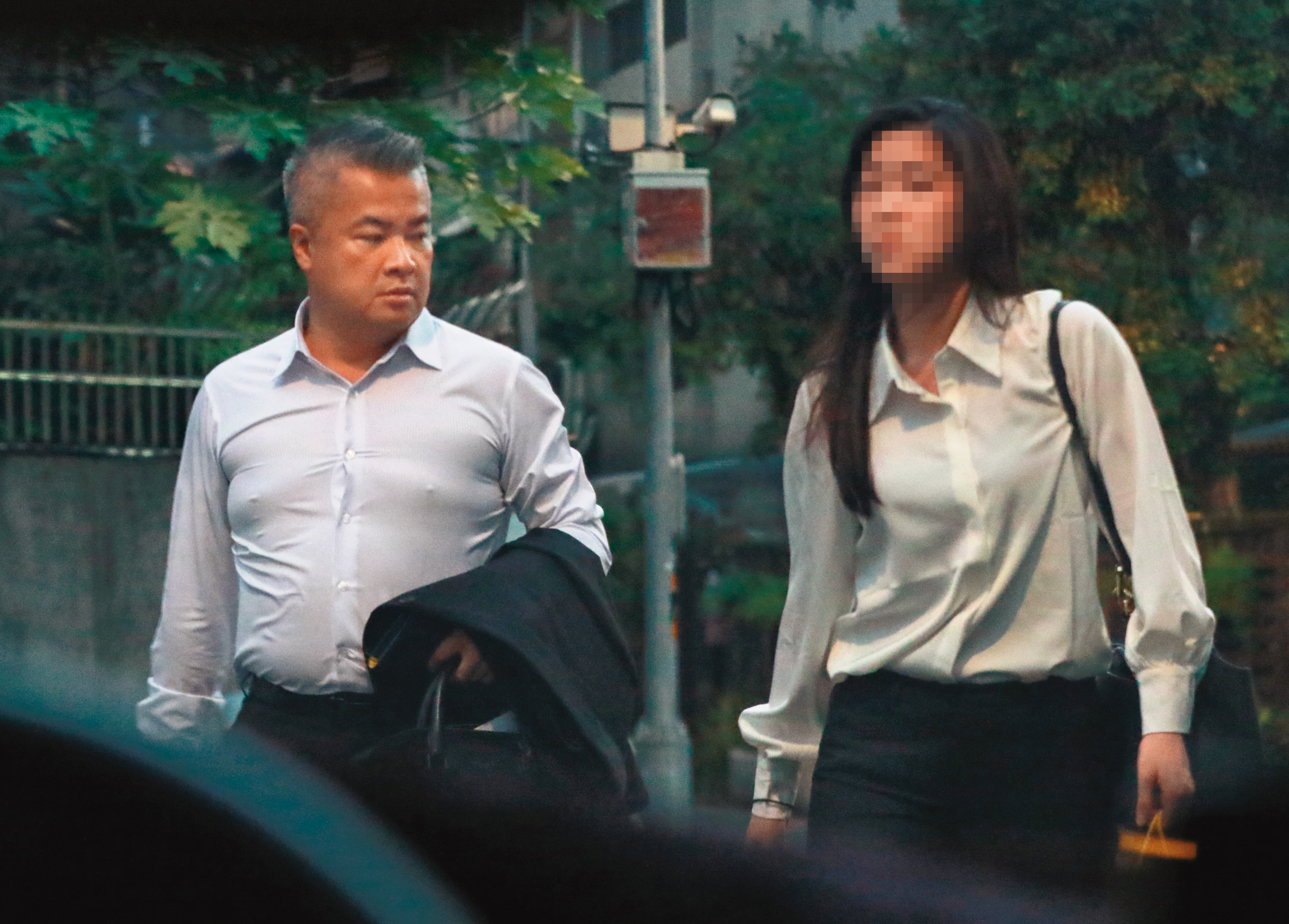 9月2日18：13，郁方老公（左）與女助理（右）的互動已經不像業務範圍，有著相當多的私人單獨相聚行程。