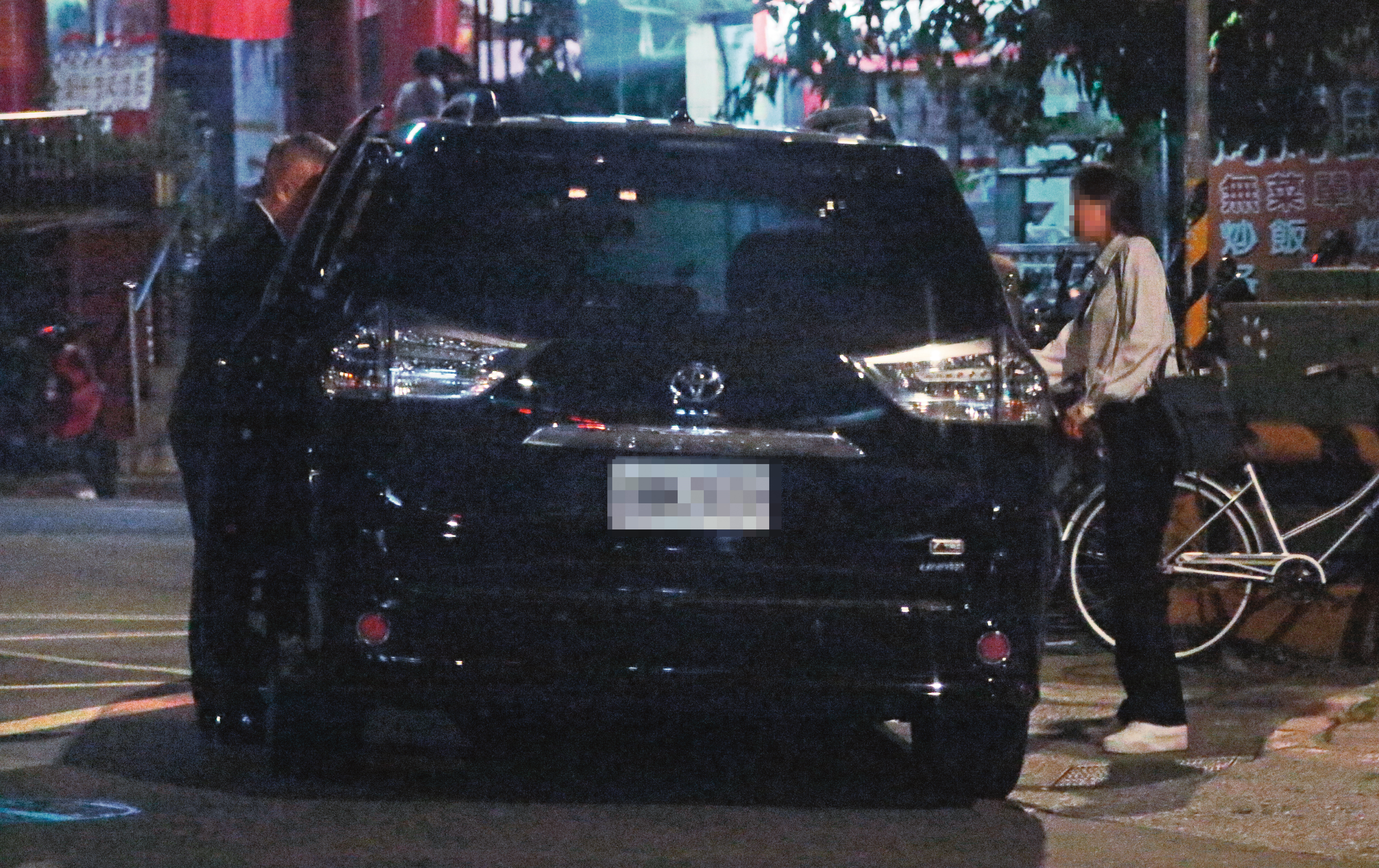 18：39，助理（右）下班，有郁方老公（左）的專車接送，難怪引人八卦。