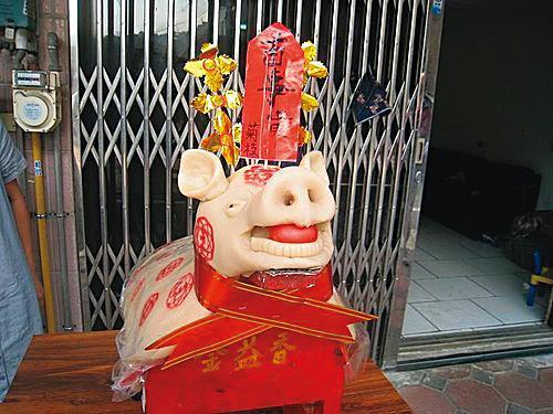 「刣豬公」不一定要真的神豬上供桌,網友分享用糕點食材製作的花豬公。(翻攝自澎澎英隨意窩)