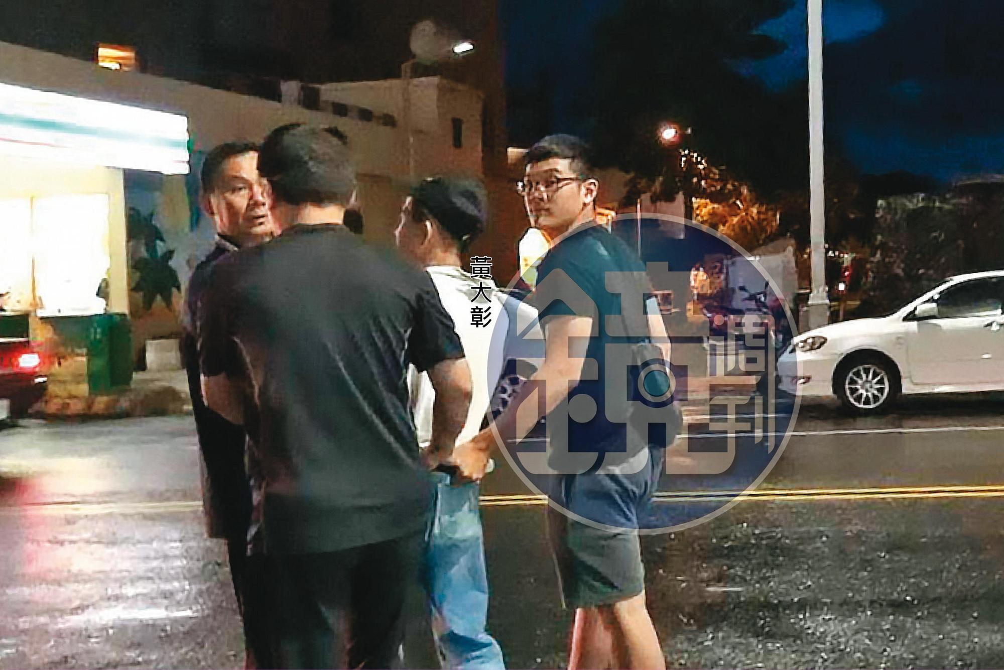 高雄市刑大日前在恆春鎮市區逮捕黃大彰。為防他脫逃，幹員們還緊抓他的褲頭。