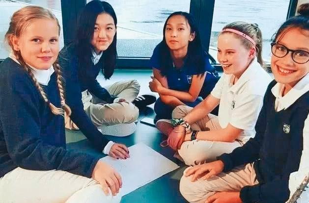 李嫣(左2)在父親李亞鵬安排下,赴瑞士就讀布索里貴族中學。(翻攝自微博)