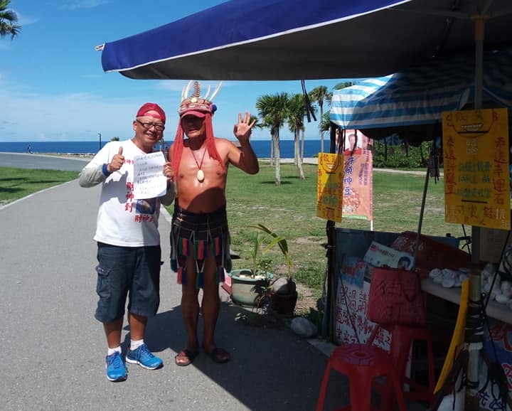 「台灣阿成」（左）不僅宣布競選2022年花蓮縣長，還合體曾參選立委的「許願神」（右）。（翻攝自黃宏成台灣阿成世界偉人財神總統臉書）