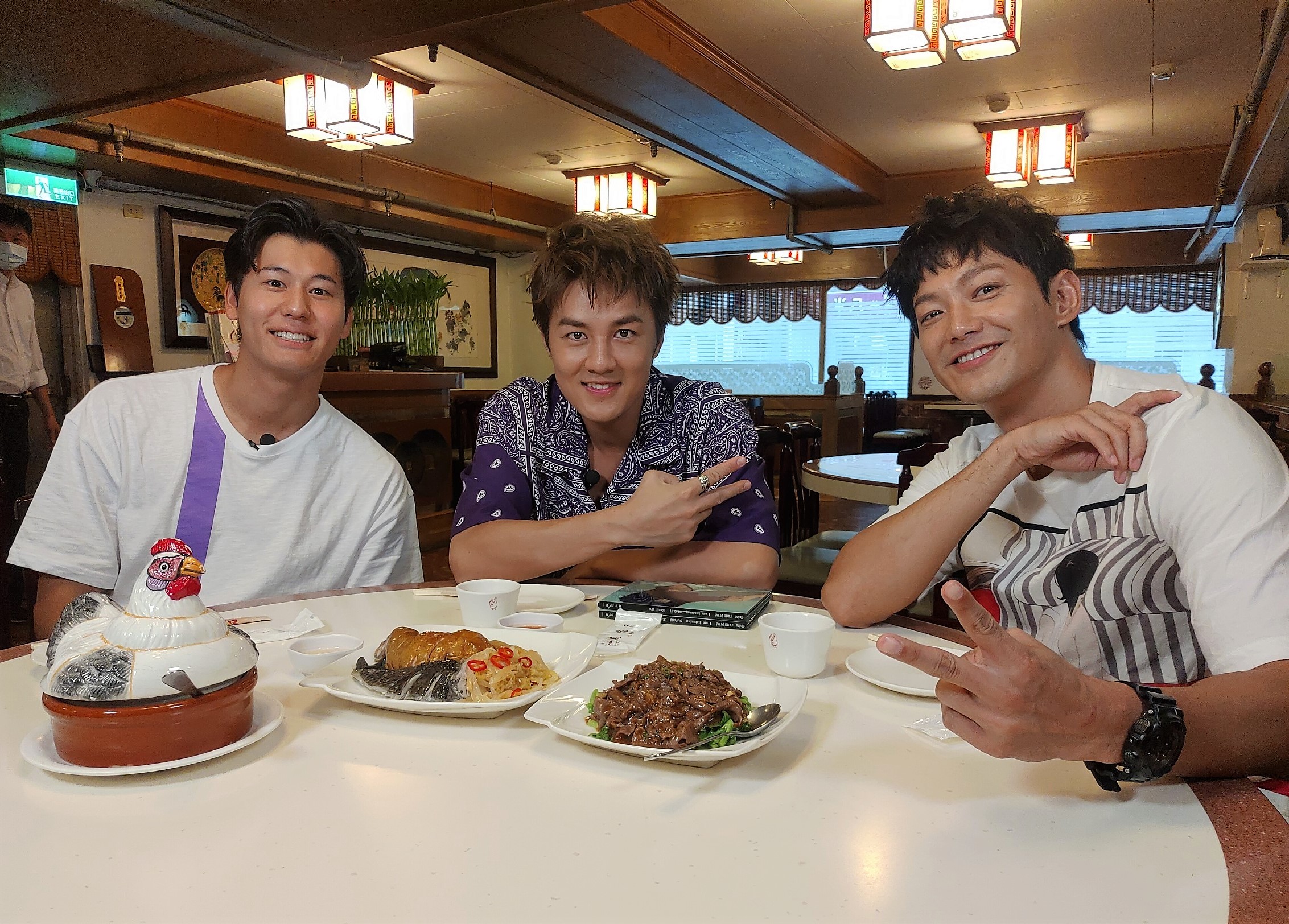 吳克群（中）為力挺好友威廉（右）上《食尚玩家》介紹自己平時愛吃的美食。（TVBS提供）