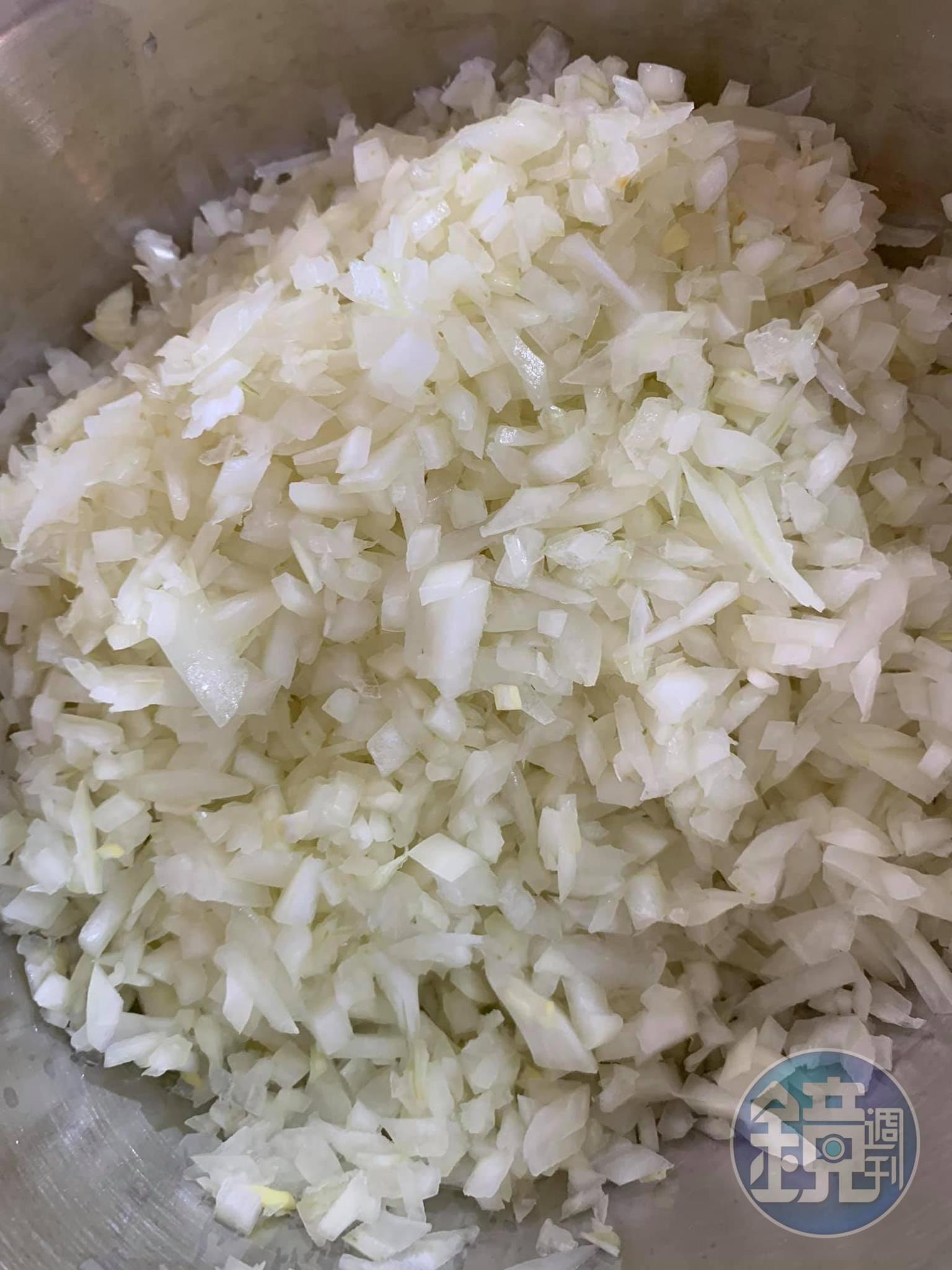 切妥洋蔥丁,這部分最費工。
