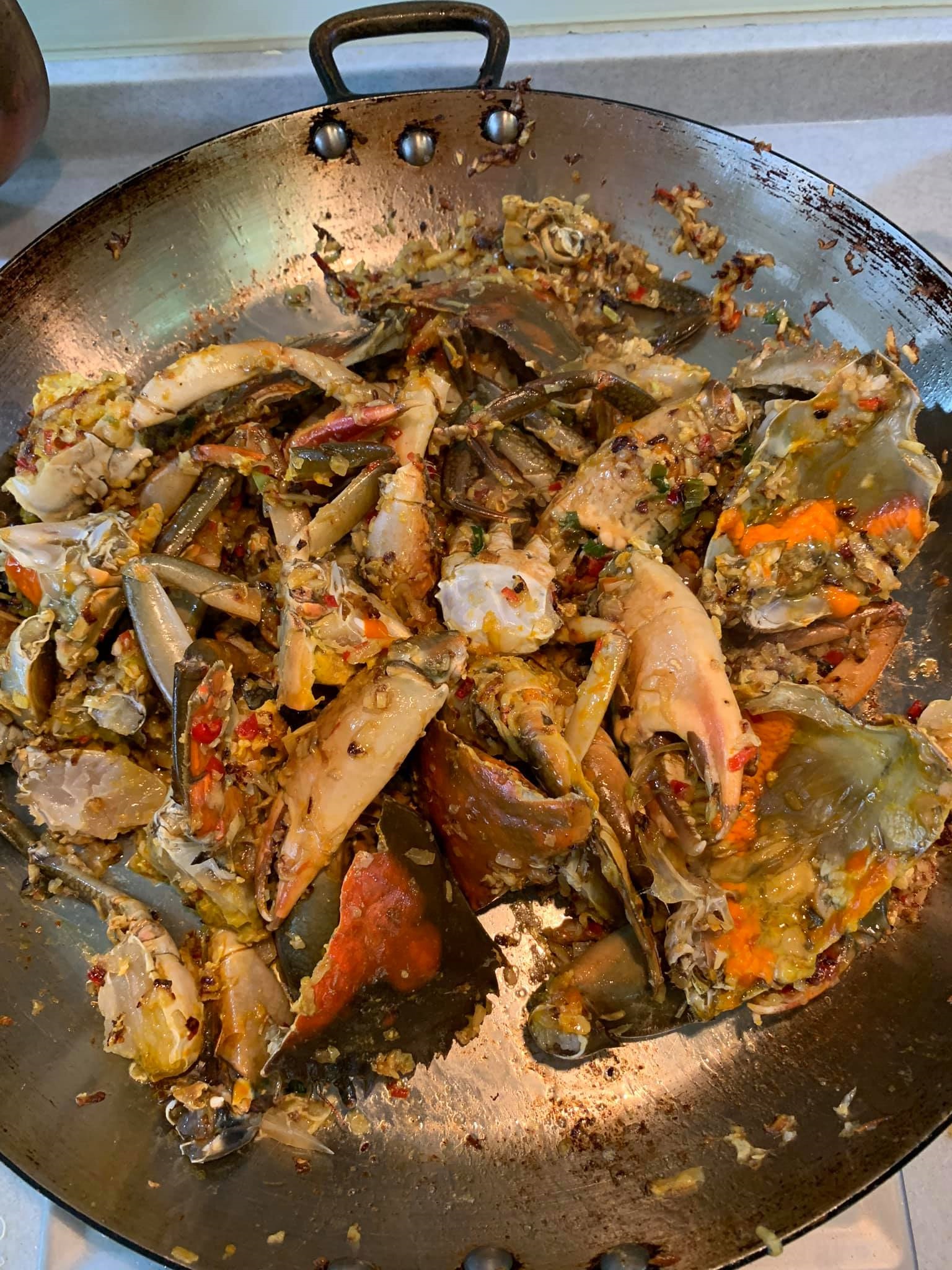將蟹一塊塊立起慢慢煸㸆。