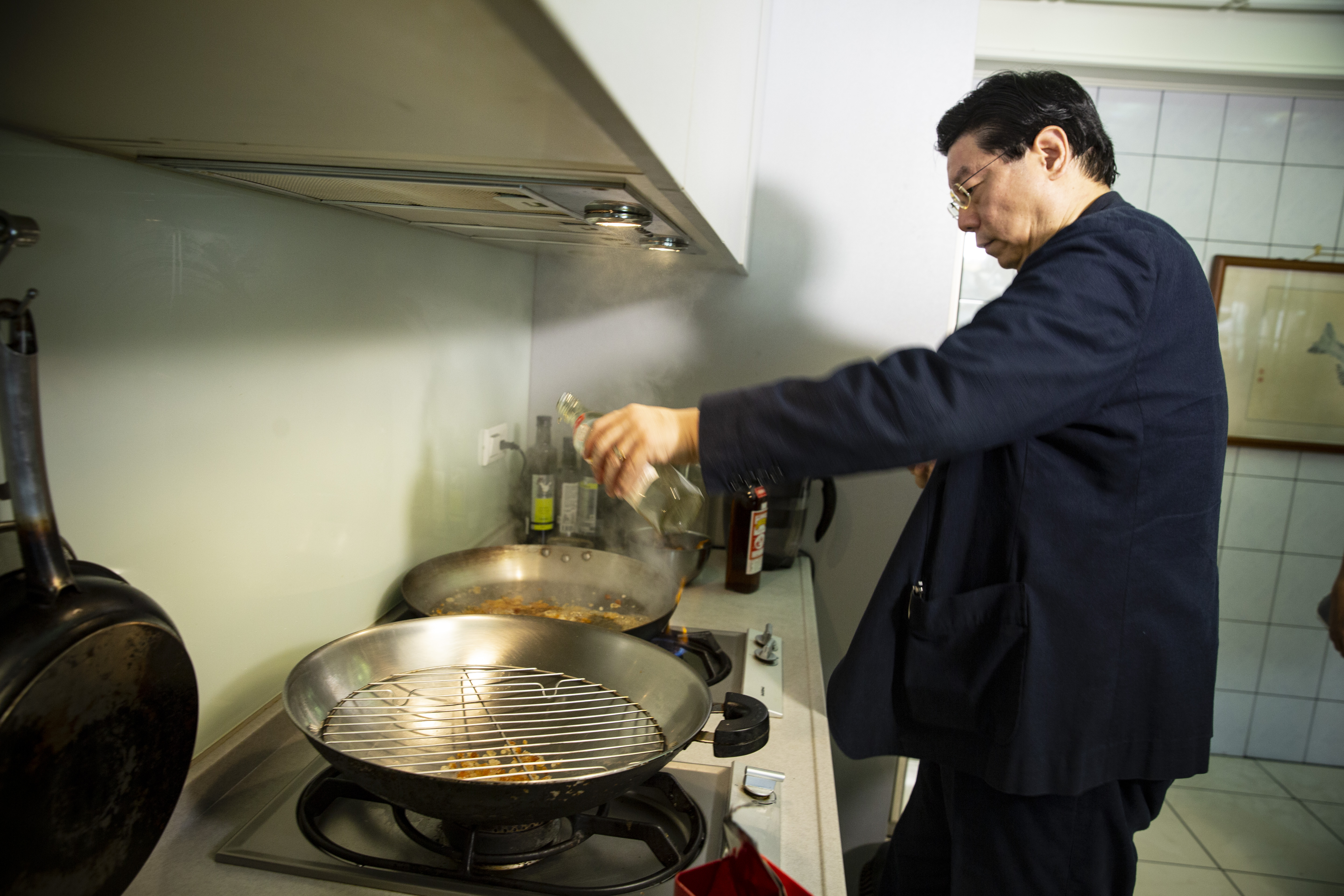 《鏡週刊》社長裴偉每個週末都在家中下廚，用當季食材做菜，現在也公開他的廚房筆記。（王漢順攝）