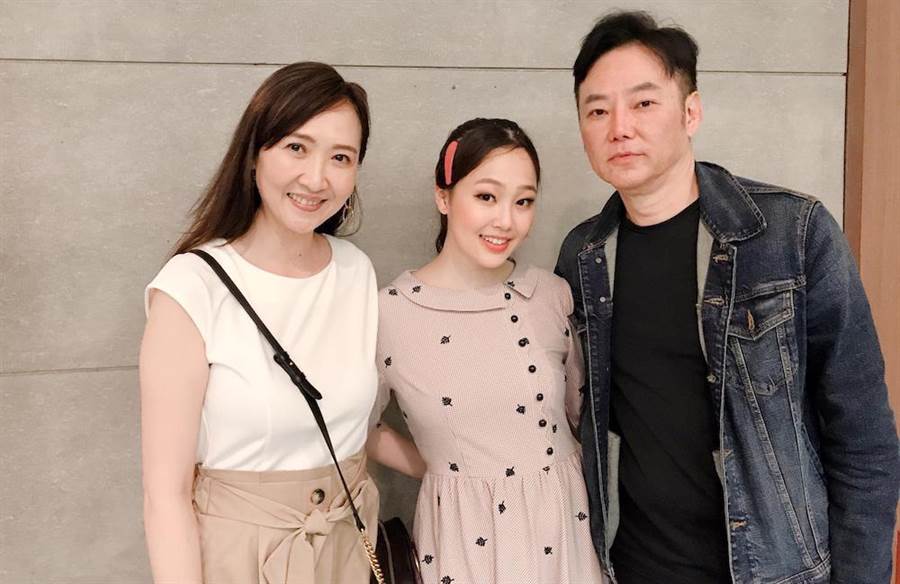 去年8月,陳妤安(中)參與演出果陀音樂劇《綠島小夜曲》,陽帆(右)特別帶老婆Julie(左)欣賞女兒的處女作。(果陀提供)