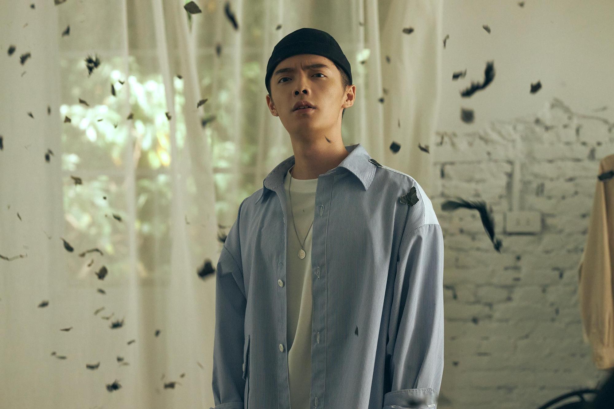 新人曾柏鈞(Jimbo)推出新單曲〈下毒〉,寫出自己在音樂路上的低潮。(寰亞唱片提供)