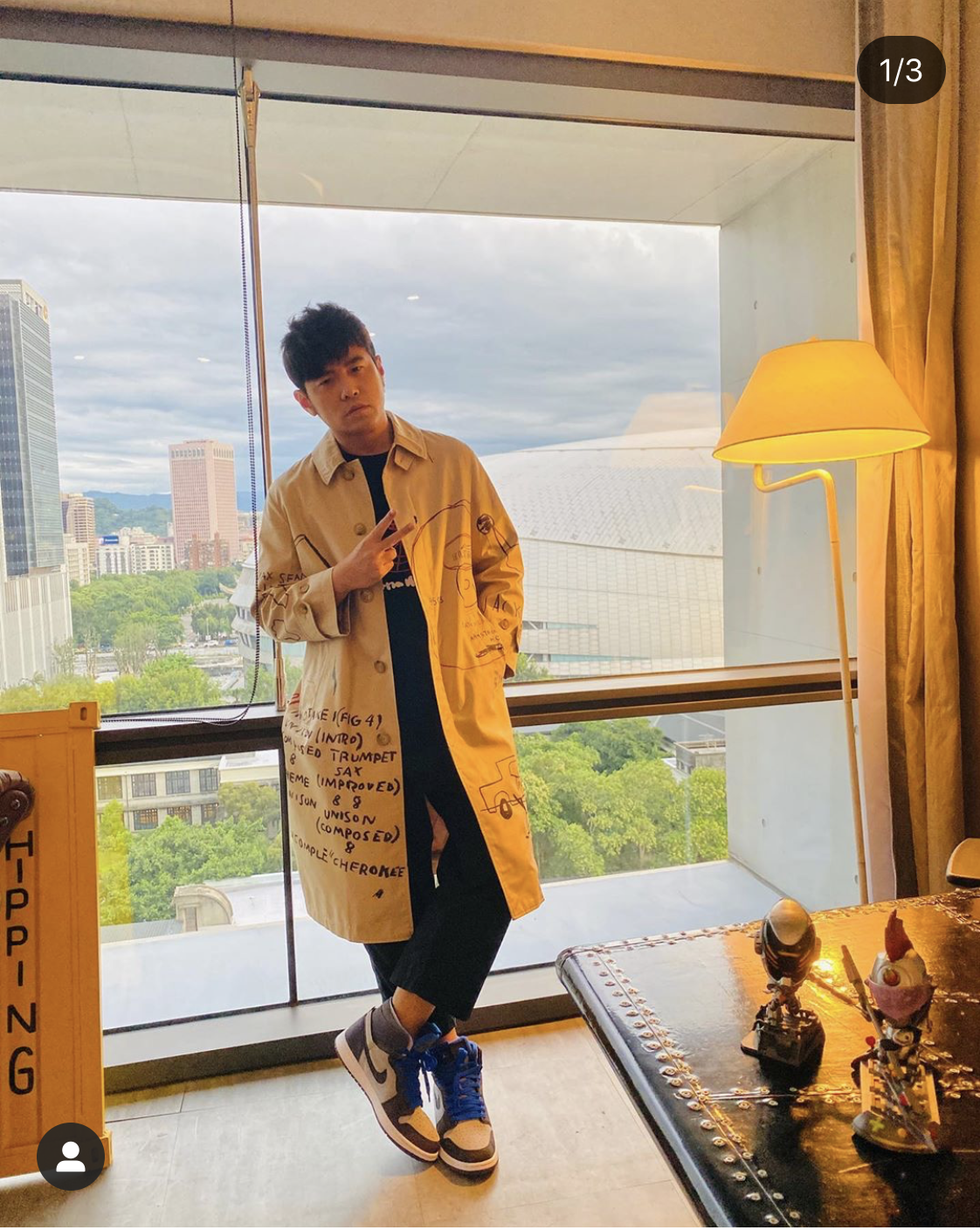 周杰倫身穿COACH x Jean-Michel Basquiat聯名系列風衣外套。NT$92,800。(COACH提供)