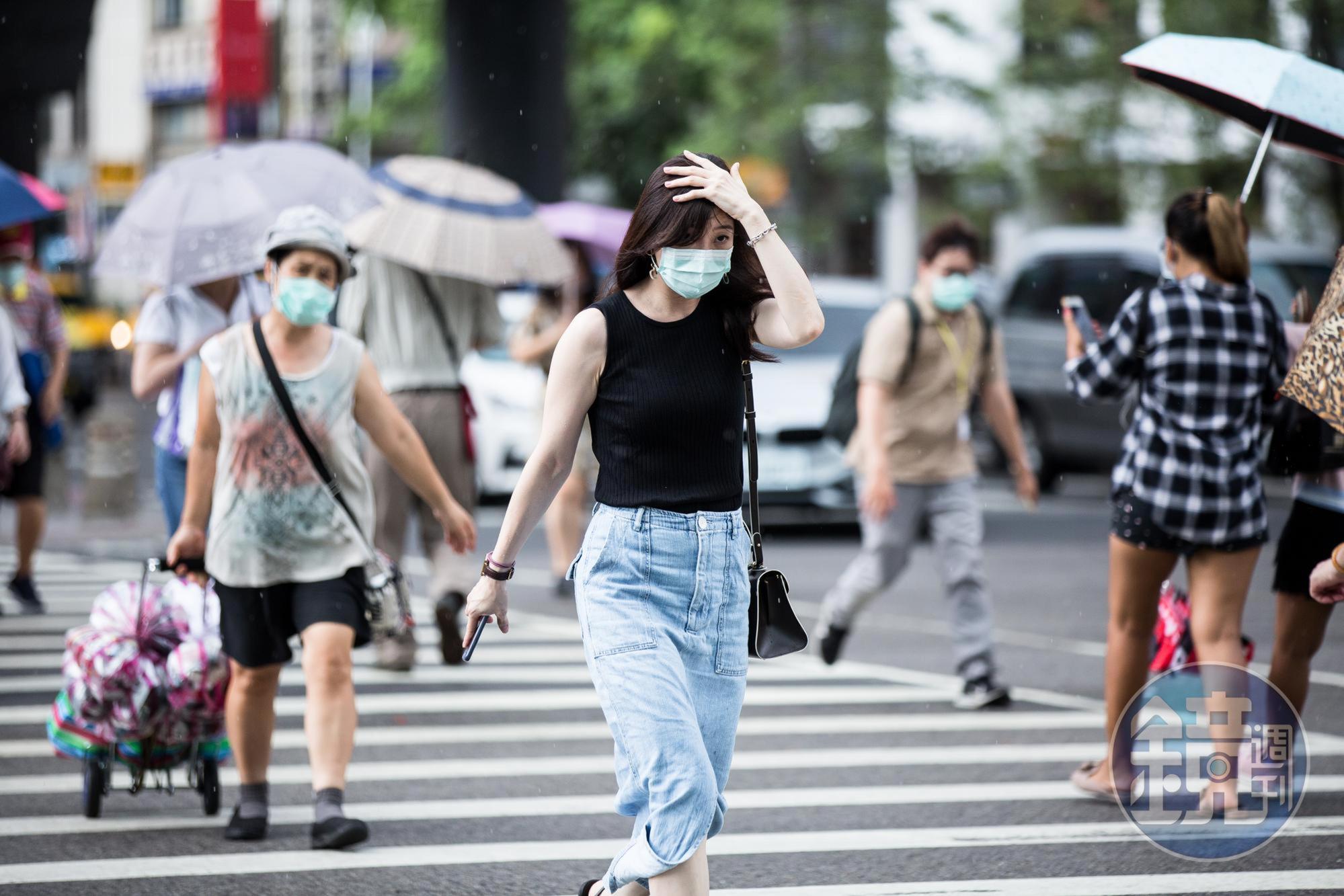 中央氣象局針對12縣市發布橙、黃色燈號,高溫上看36度,民眾外出應慎防熱傷害。