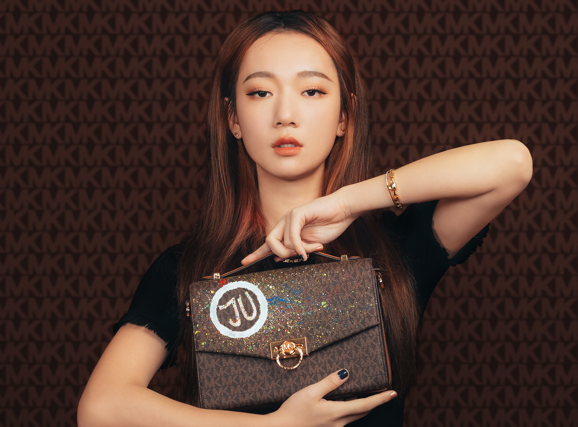 吳卓源秀出自己的「MK MY WAY」設計包款。（MICHAEL KORS提供）