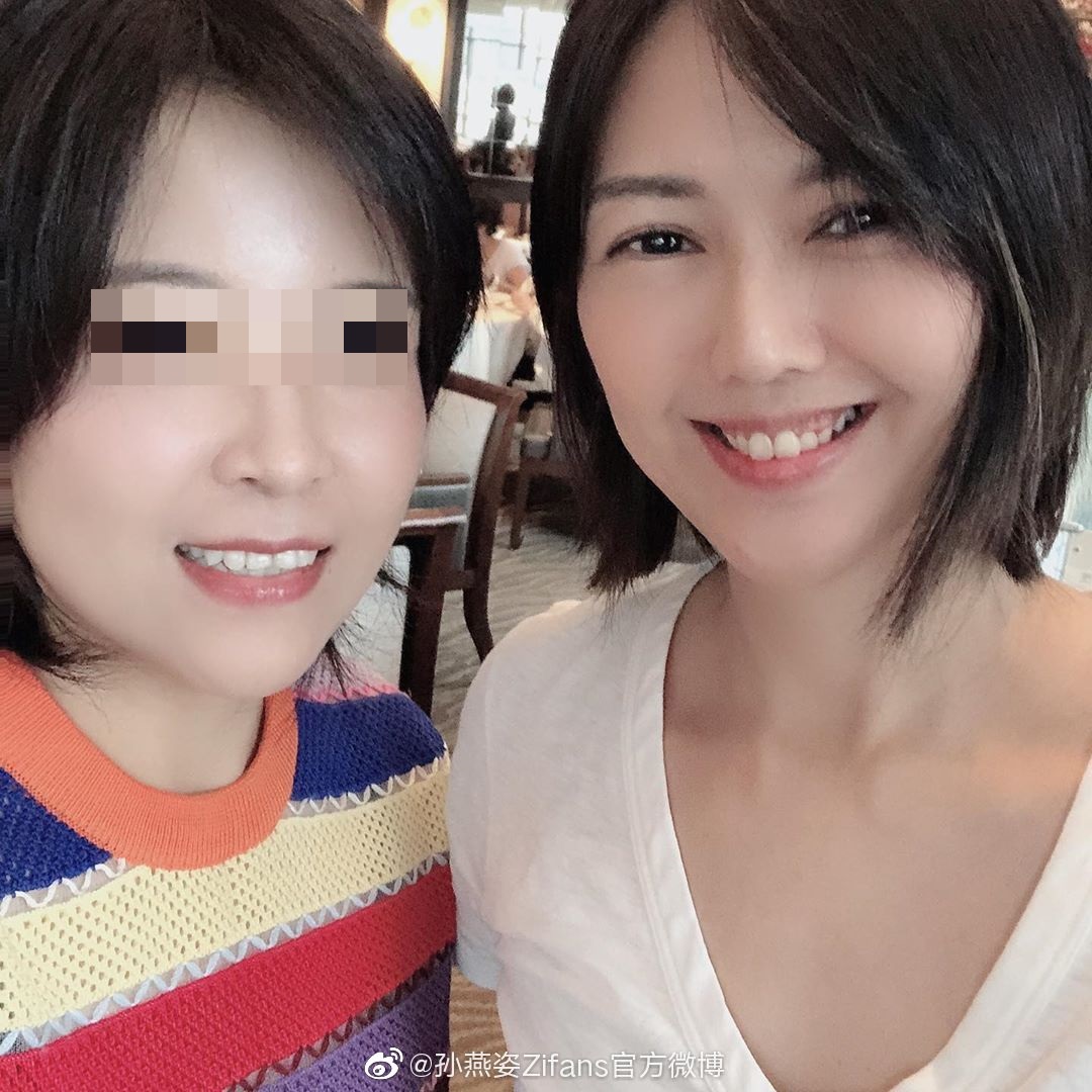 孫燕姿親切與粉絲合照,凍齡有成令人稱羨。(翻攝自孫燕姿Zifans官方微博)