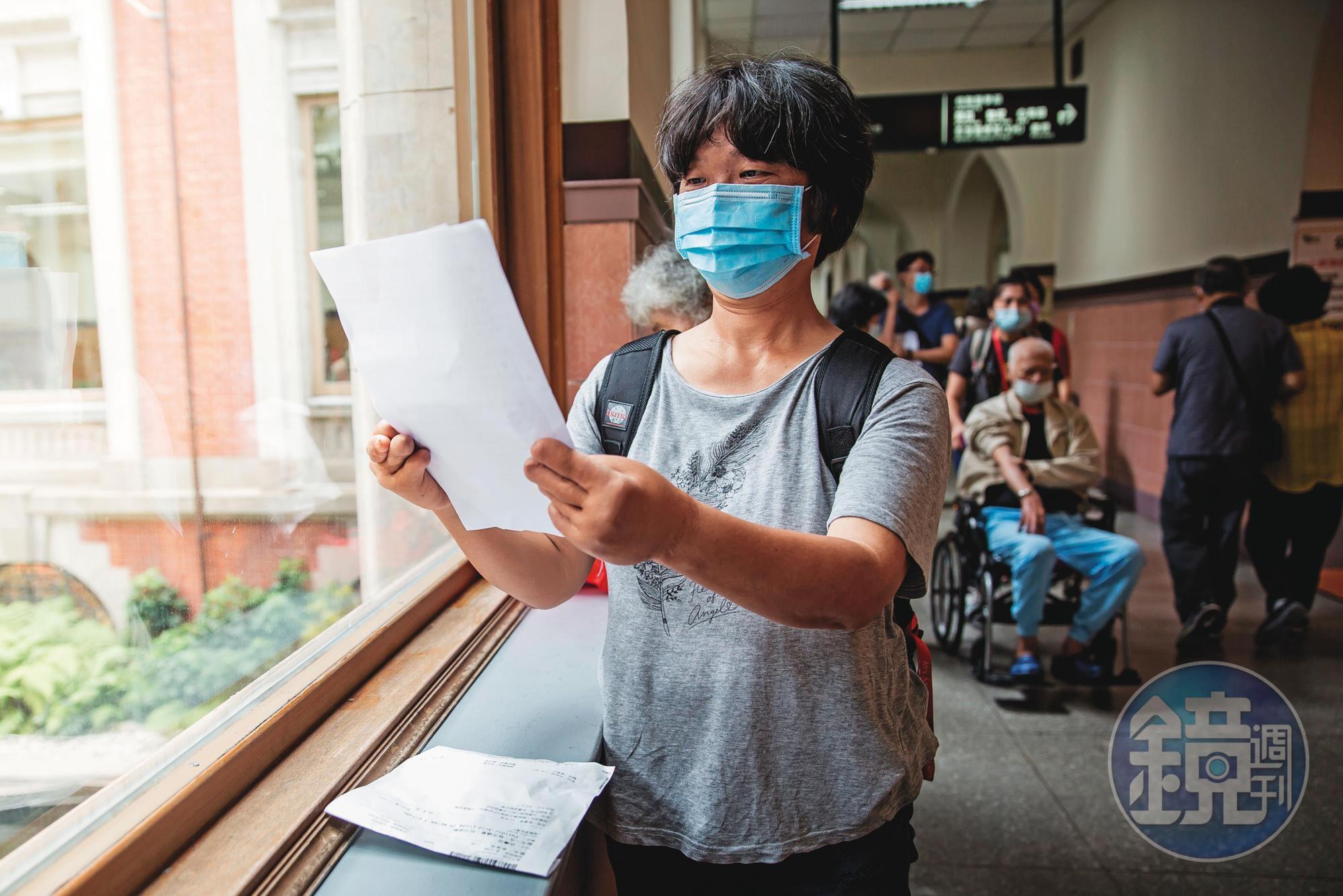 55歲的李小姐遭遇職災,雙手歷經20多次手術,透過行政救濟才爭取到失能年金給付。