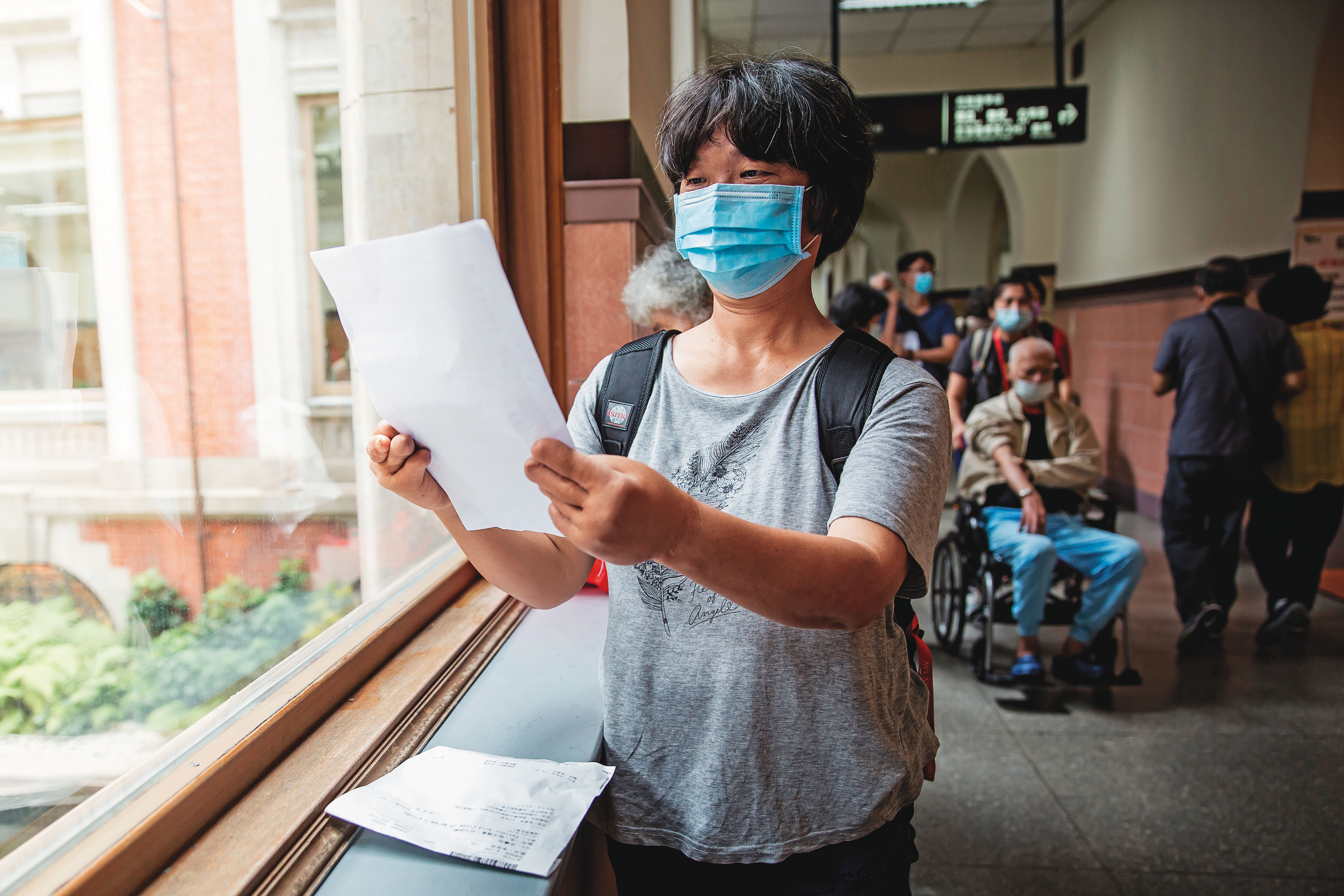 55歲的李小姐遭遇職災，雙手歷經20多次手術，透過行政救濟才爭取到失能年金給付。