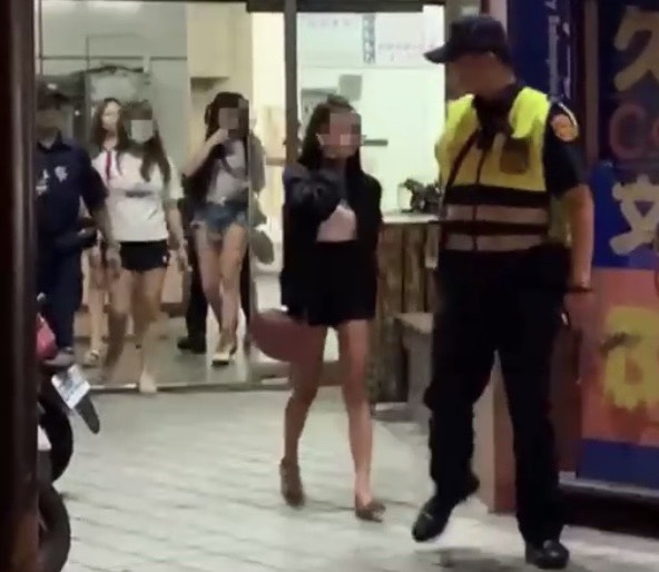 新興分局查獲轄內脫衣陪酒KTV，帶回9名正在脫衣跳舞的女服務生。（翻攝畫面）