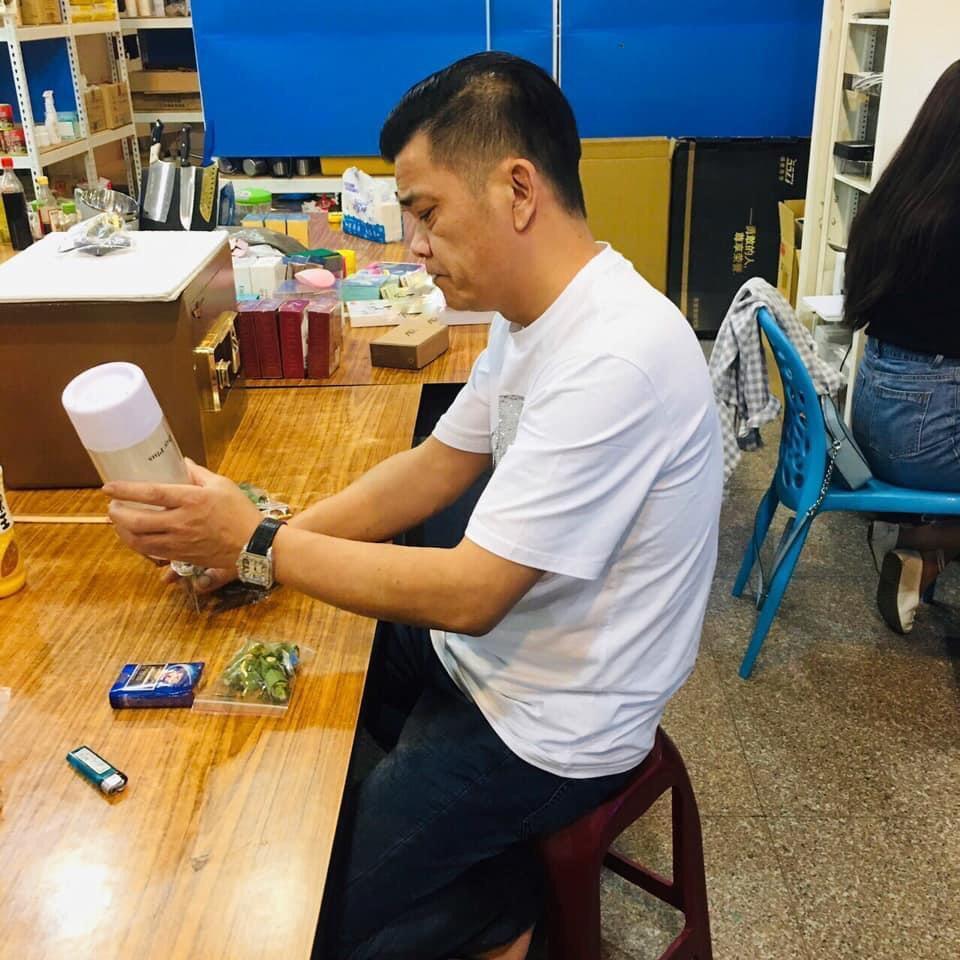 王三郎鏡頭下不愛講話，最常專心研究產品功能。（翻拍自王三郎來了臉書）