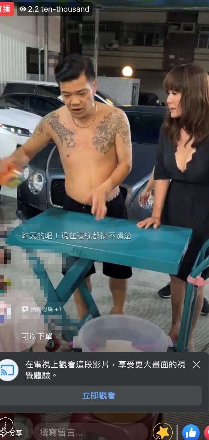 王三郎與丁國琳合體直播拍賣，曾創下2萬多人在線觀看紀錄，10分鐘賣逾2萬盒洗衣凝膠。（王三郎提供）