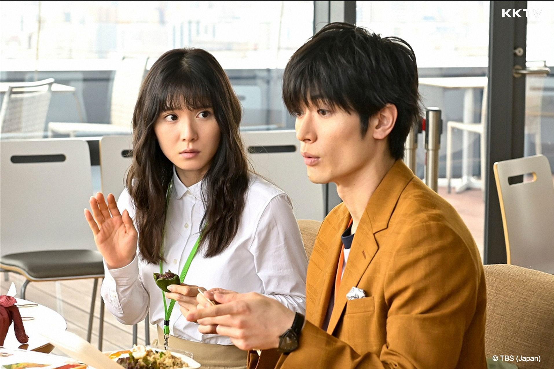 三浦春馬（右）與松岡茉優主演新劇《錢的盡頭是愛情的開始》昨晚首播，收視開出11.2%。（KKTV提供）