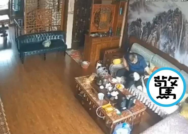 網路上流傳一段疑似楊光金與媳婦在家的親密影片，讓風向頓時從性侵轉向通姦。（翻攝自澎湃視頻）