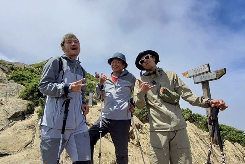 小鬼和吳宗憲、KID主持《綜藝玩很大》。（翻攝自小鬼IG）