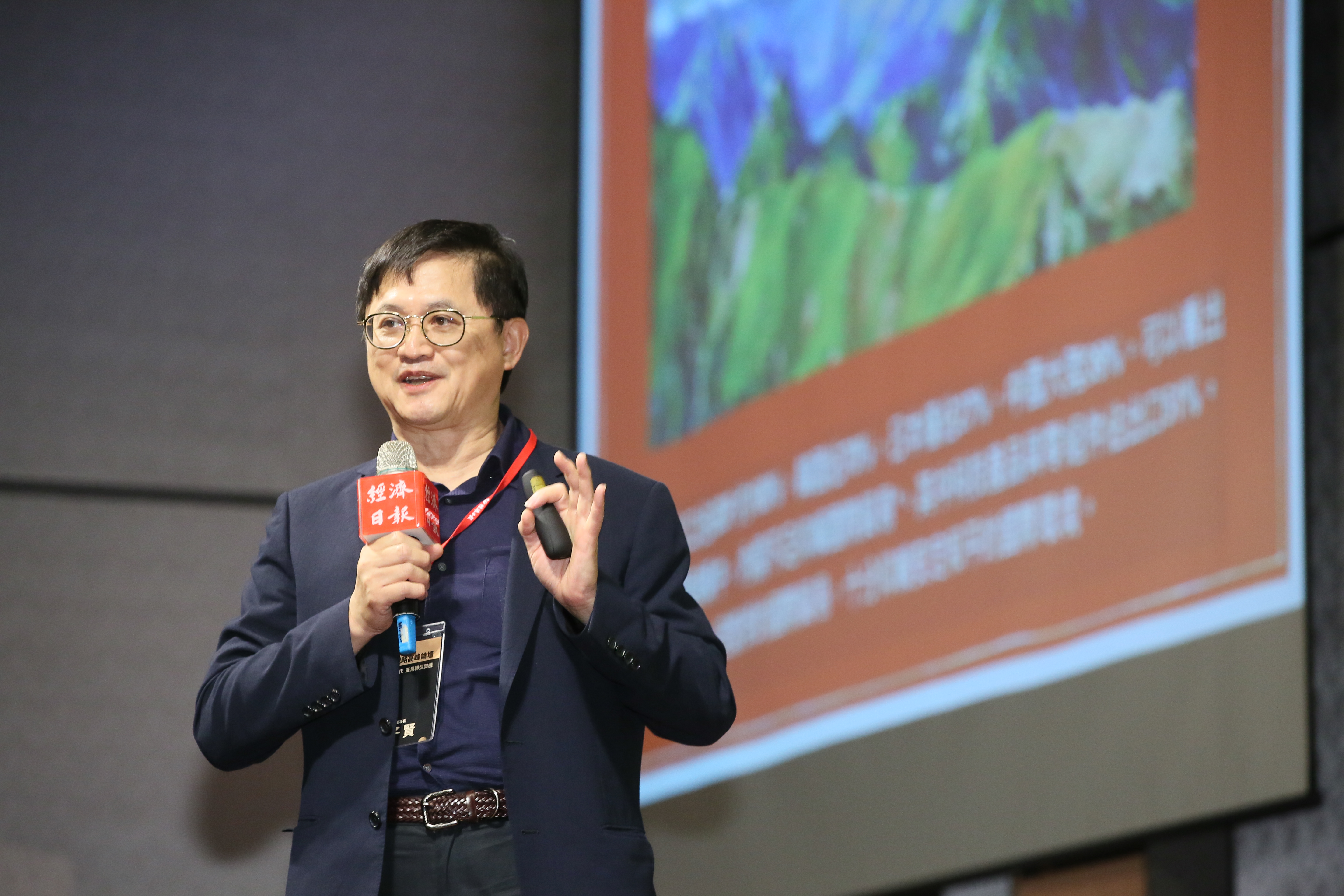 童子賢認為，台灣經濟實力不錯，但在中美貿易角力之下，要走出自己的路。