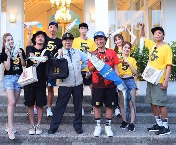 《綜藝玩很大》團隊6月時到台南拍攝,黃偉哲和KID、小鬼兩位隊長互贈伴手禮。(翻攝自黃偉哲臉書粉專)
