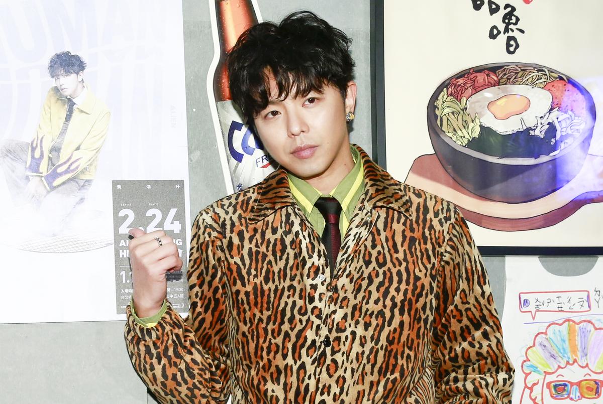 在鬼月最後一天，「小鬼」黃鴻升驚傳在浴室滑倒驟逝，增添一絲詭異。