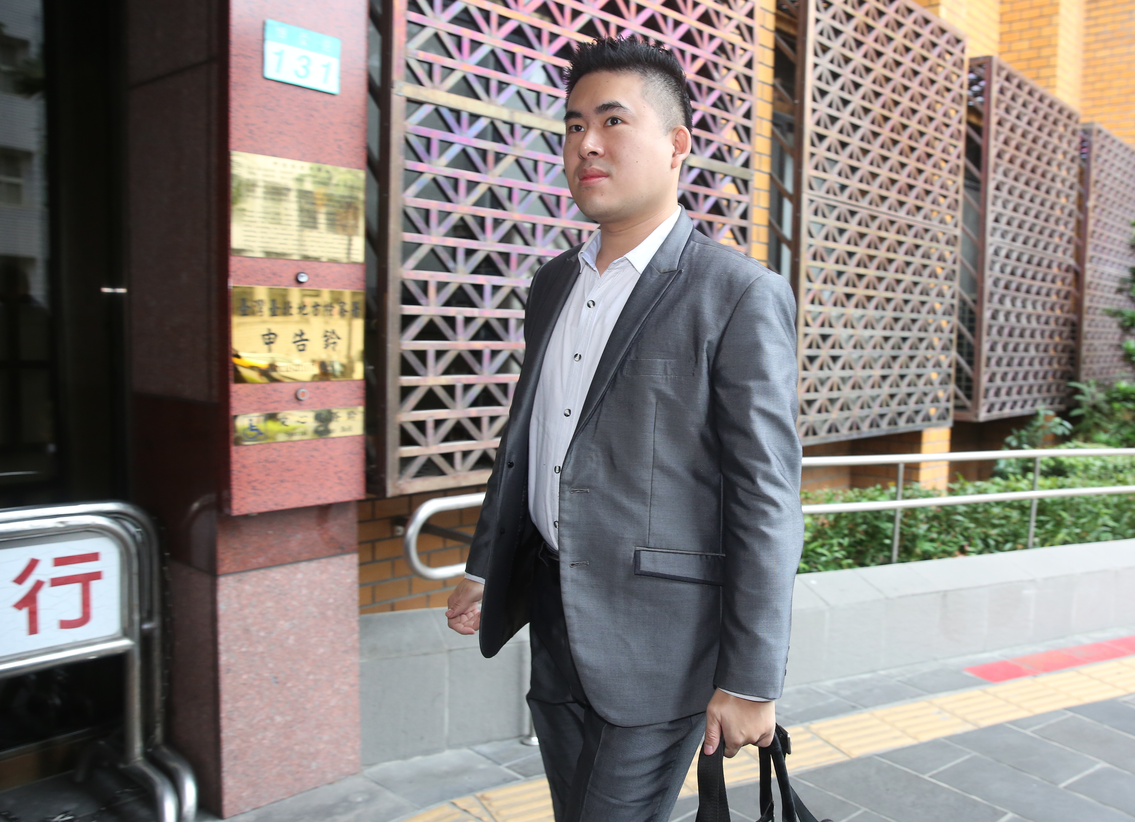 王炳忠針對央視「求和說」惹怒國民黨發言，認為若國民黨怕被貼舔共標籤，那乾脆加入民進黨。（本刊資料照）