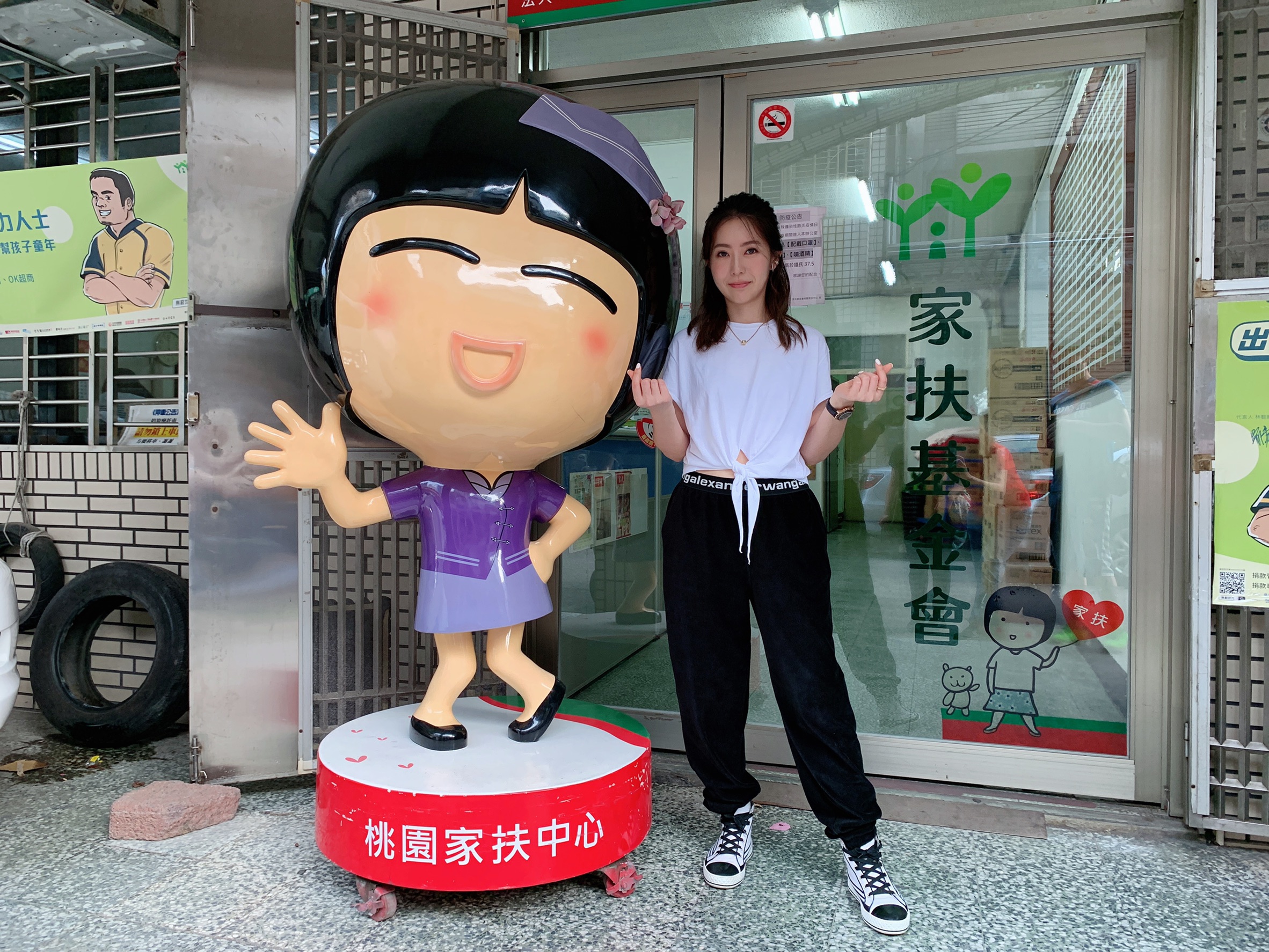 唐芯前往桃園家扶發送新鞋。（桃園家扶中心提供）