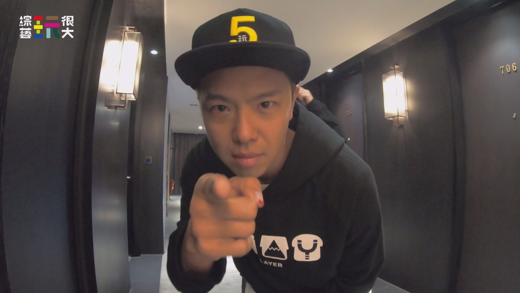 小鬼和吳宗憲、KID主持《綜藝玩很大》，深受觀眾喜愛。（翻攝自綜藝玩很大Mr.Player臉書粉專）