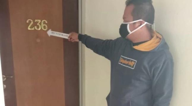 警方指出死者當時住的房間。 (翻攝畫面)