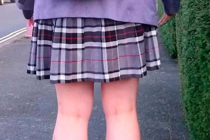女學生穿上學校統一販售的制服,仍被指責「裙子太短」,讓家長相當不滿。(翻攝自《鏡報》/Solent News & Photo Agency)