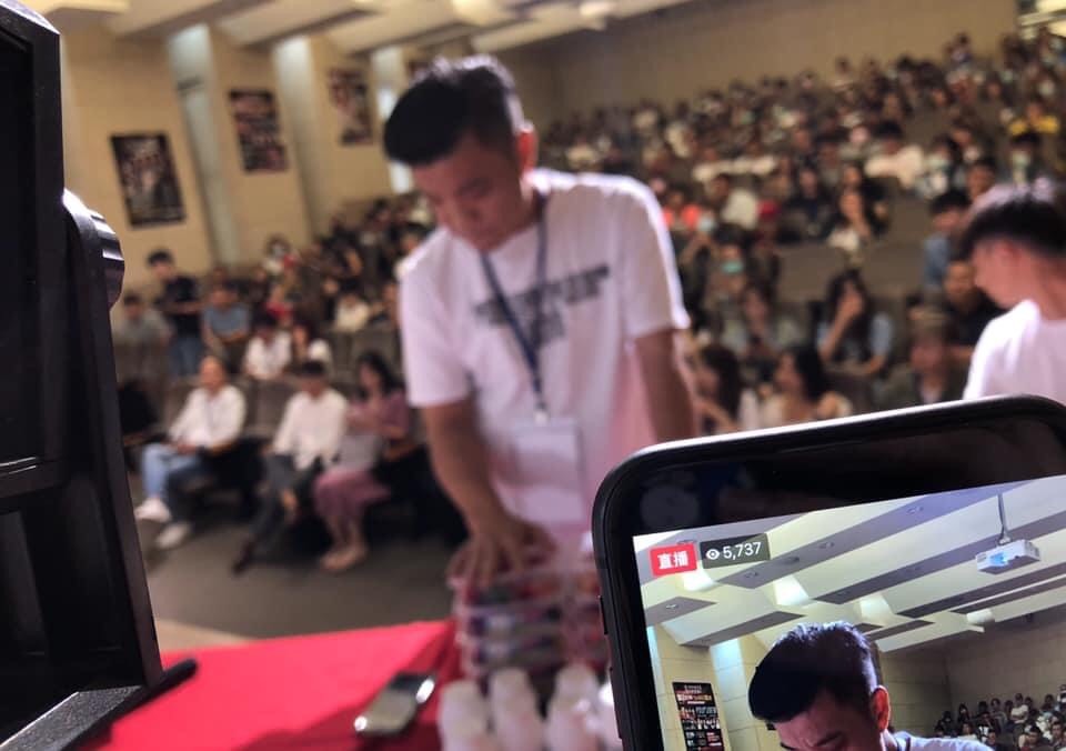 王三郎曾受邀到大學演講，教你怎靠一台手機月收破百萬。（王三郎來了提供）
