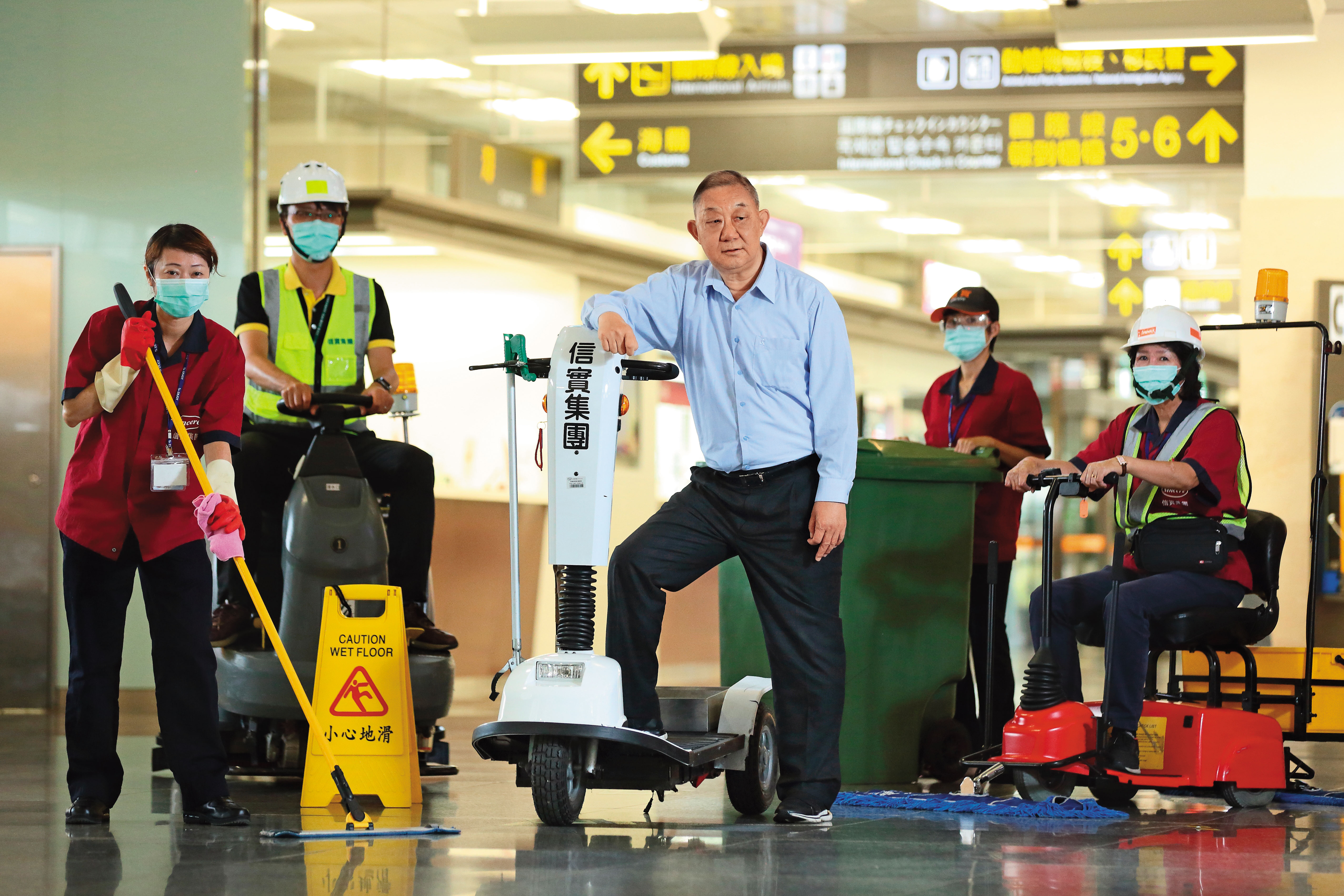 軍人出身的陸耀祖（中），2007年創立信實，承攬台灣許多交通樞紐的清潔工作，去年掛牌興櫃。