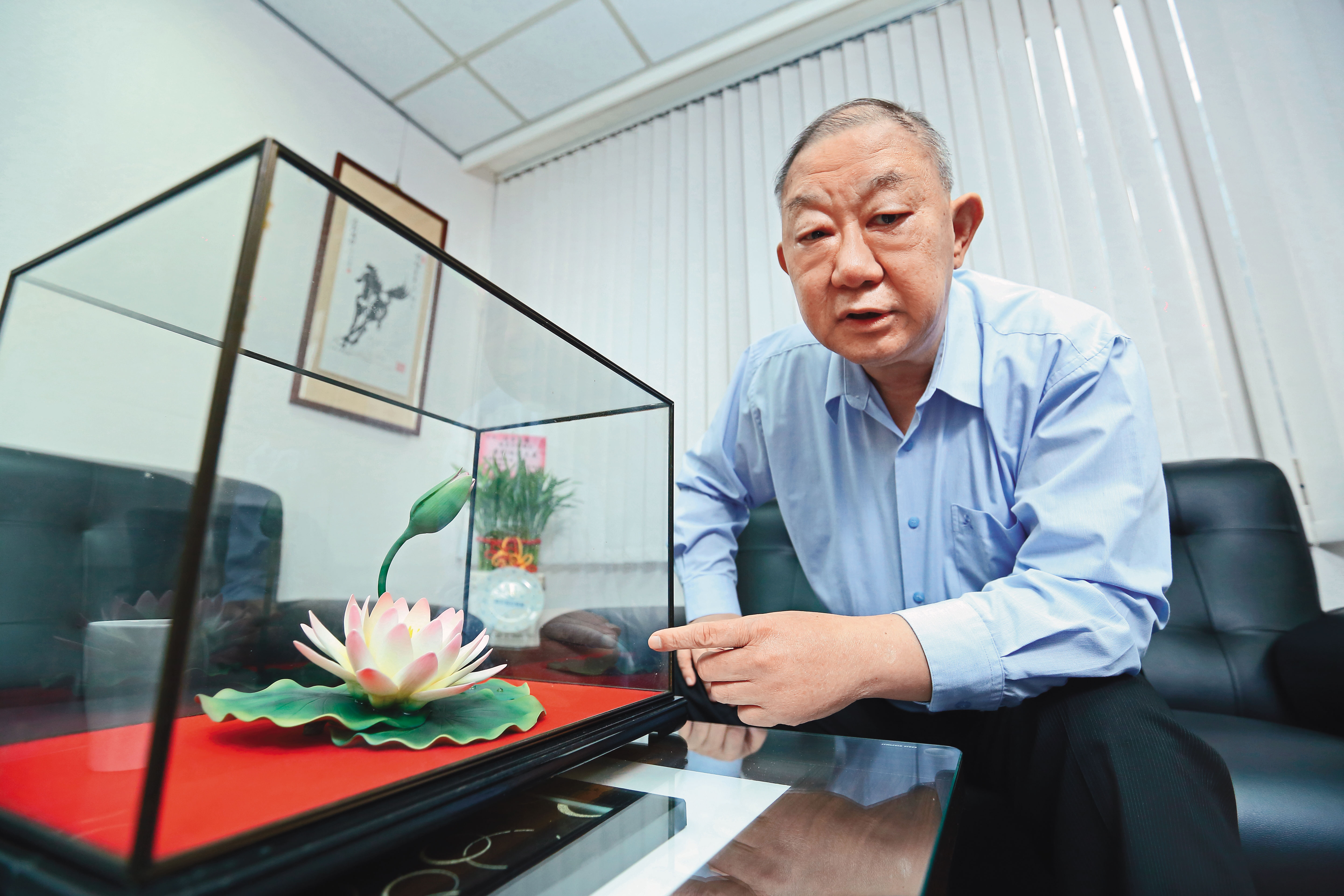 陸耀祖辦公室放了1朵陶瓷蓮花，隨時提醒自己要「出淤泥而不染」，實實在在做人。