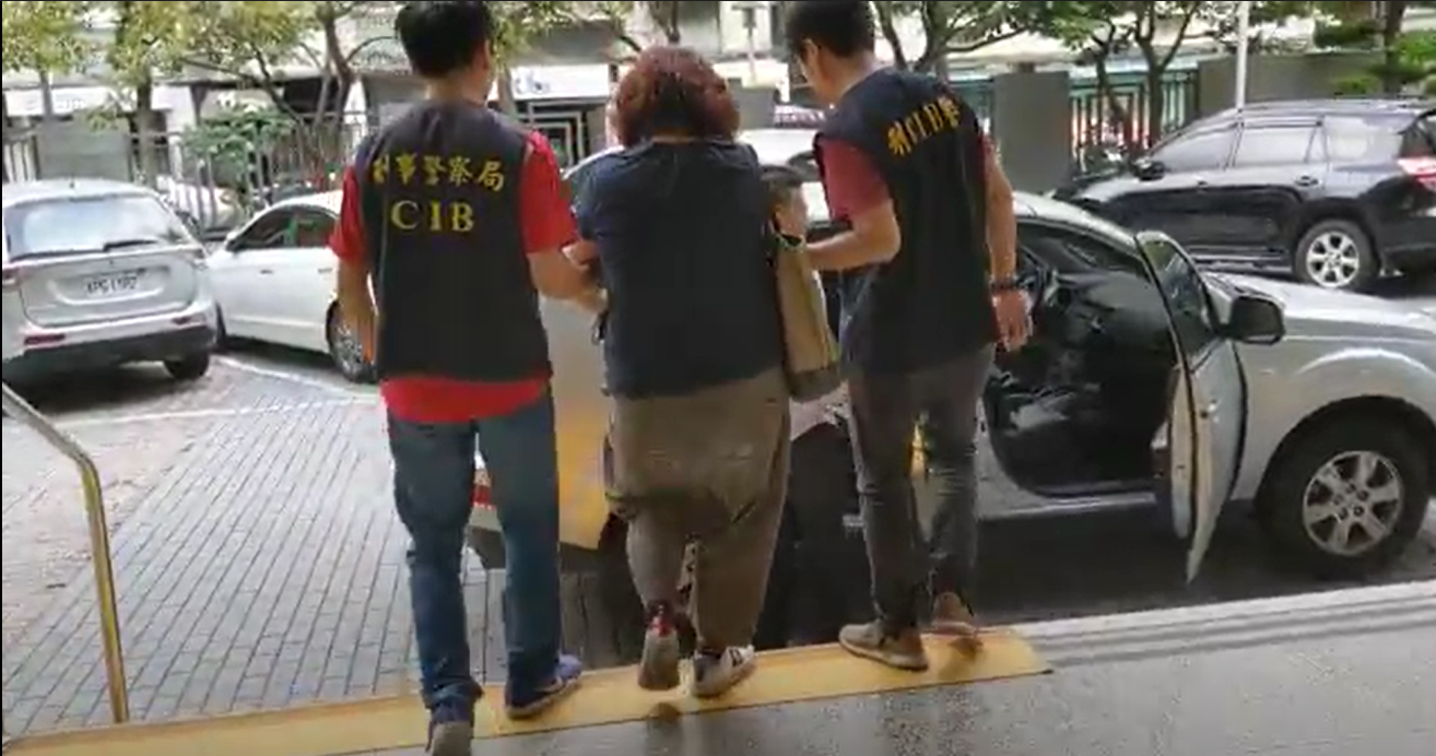 警方在蘇女的座車上查扣偽冒台灣製的中國口罩。（刑事局提供）