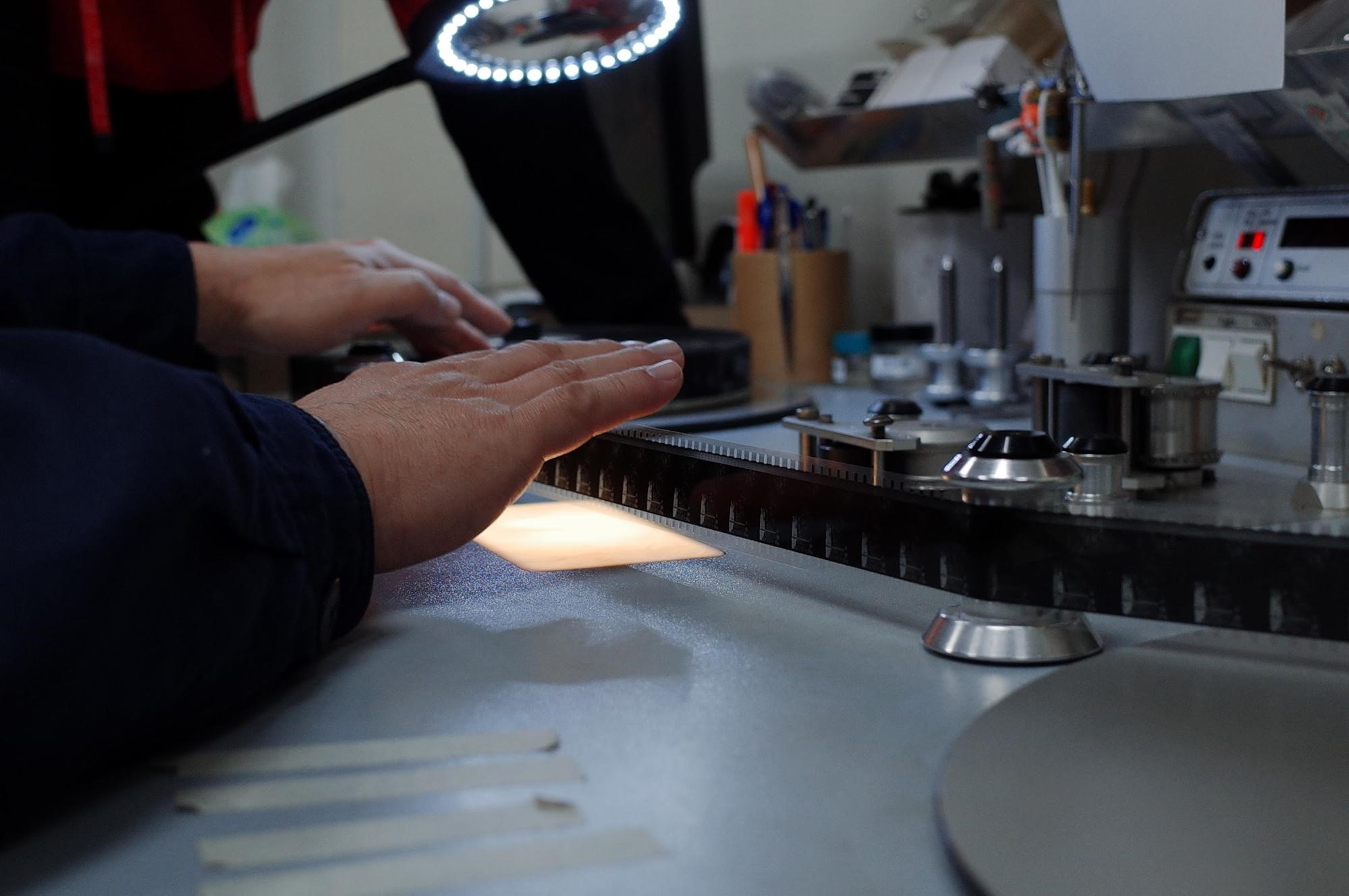 修復人員常常在數片格或計算拷貝數量，是紀錄片《數電影的人》名稱由來。（國家影視聽中心提供）