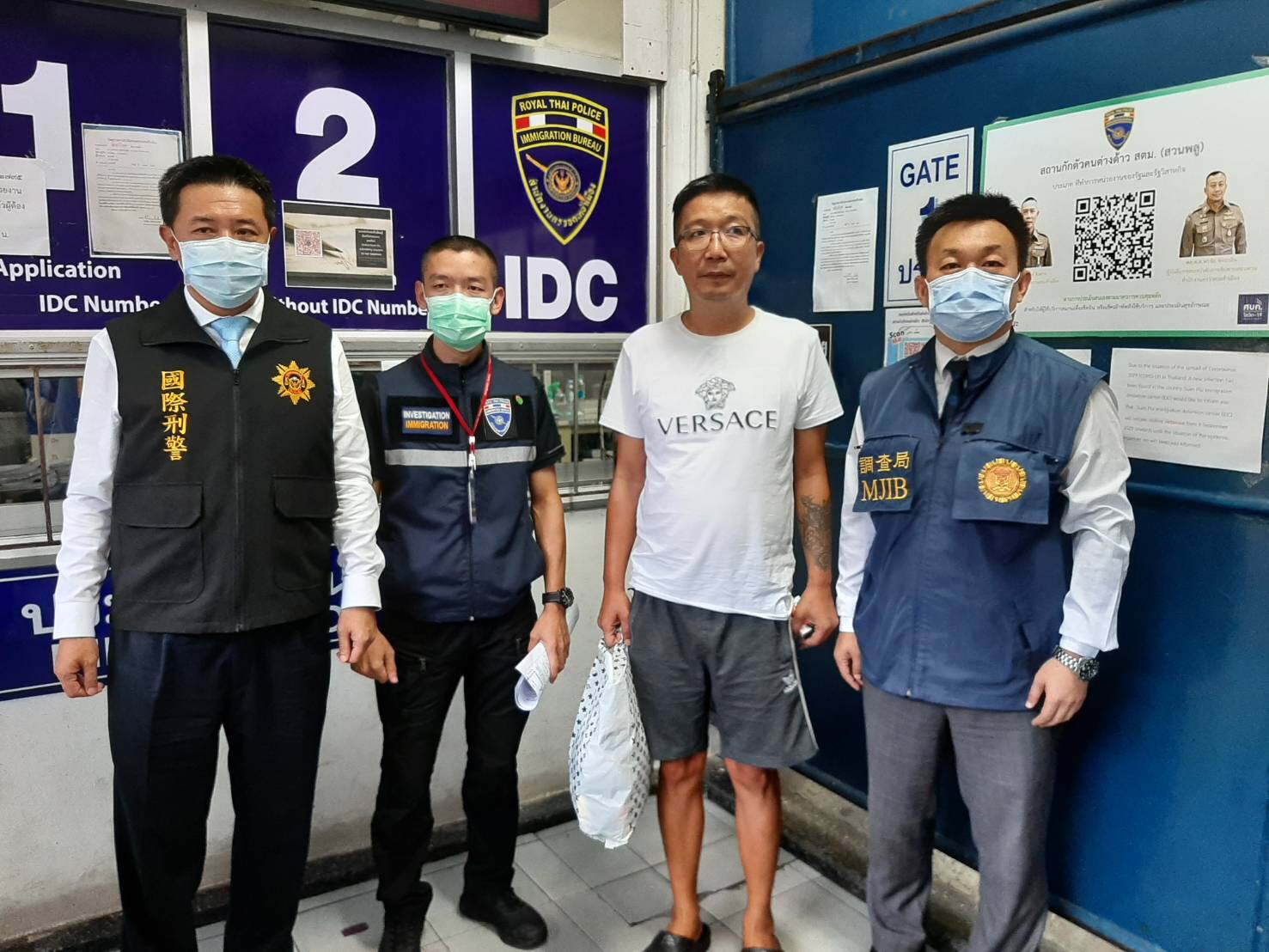 經濟要犯秦庠鈺被泰國關押2年，今（17）日被押解回台。（翻攝畫面）