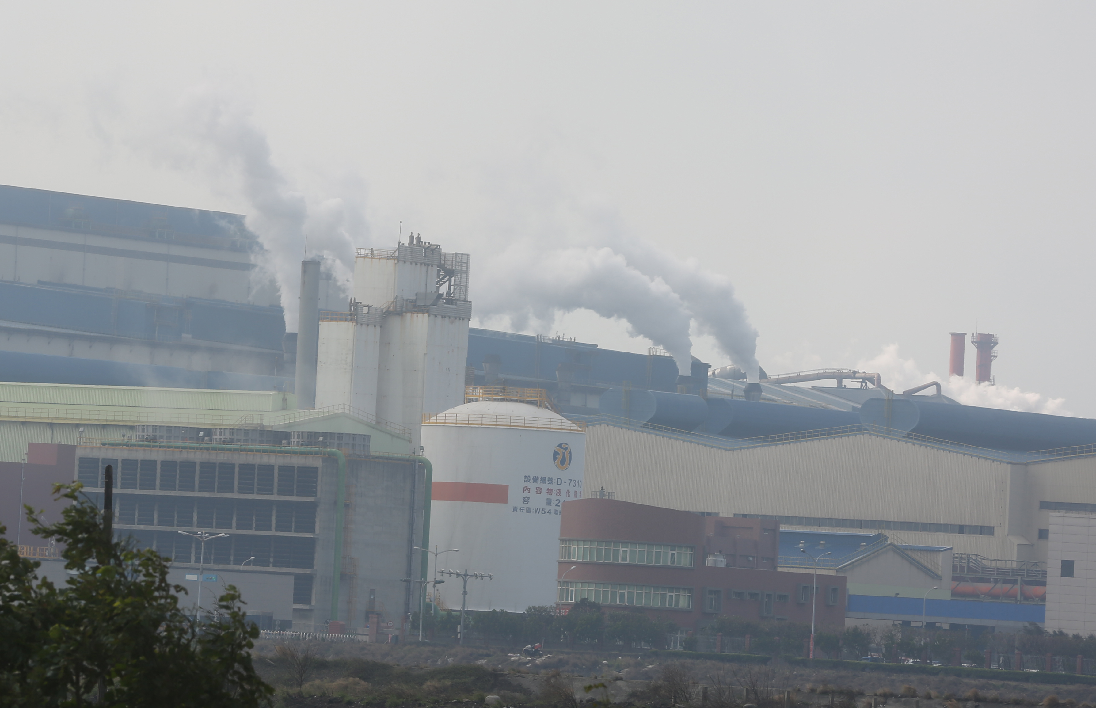 霧濛濛的天空讓台中人的生活品質受到威脅。